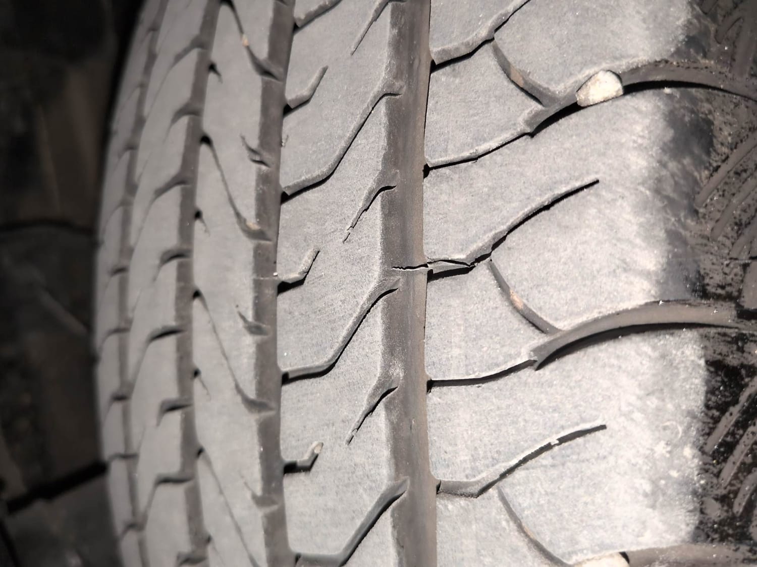 Used 2025 Maruti Suzuki Grand Vitara Delta Plus Intelligent Hybrid eCVT Hybrid Automatic tyres RIGHT FRONT TYRE TREAD VIEW