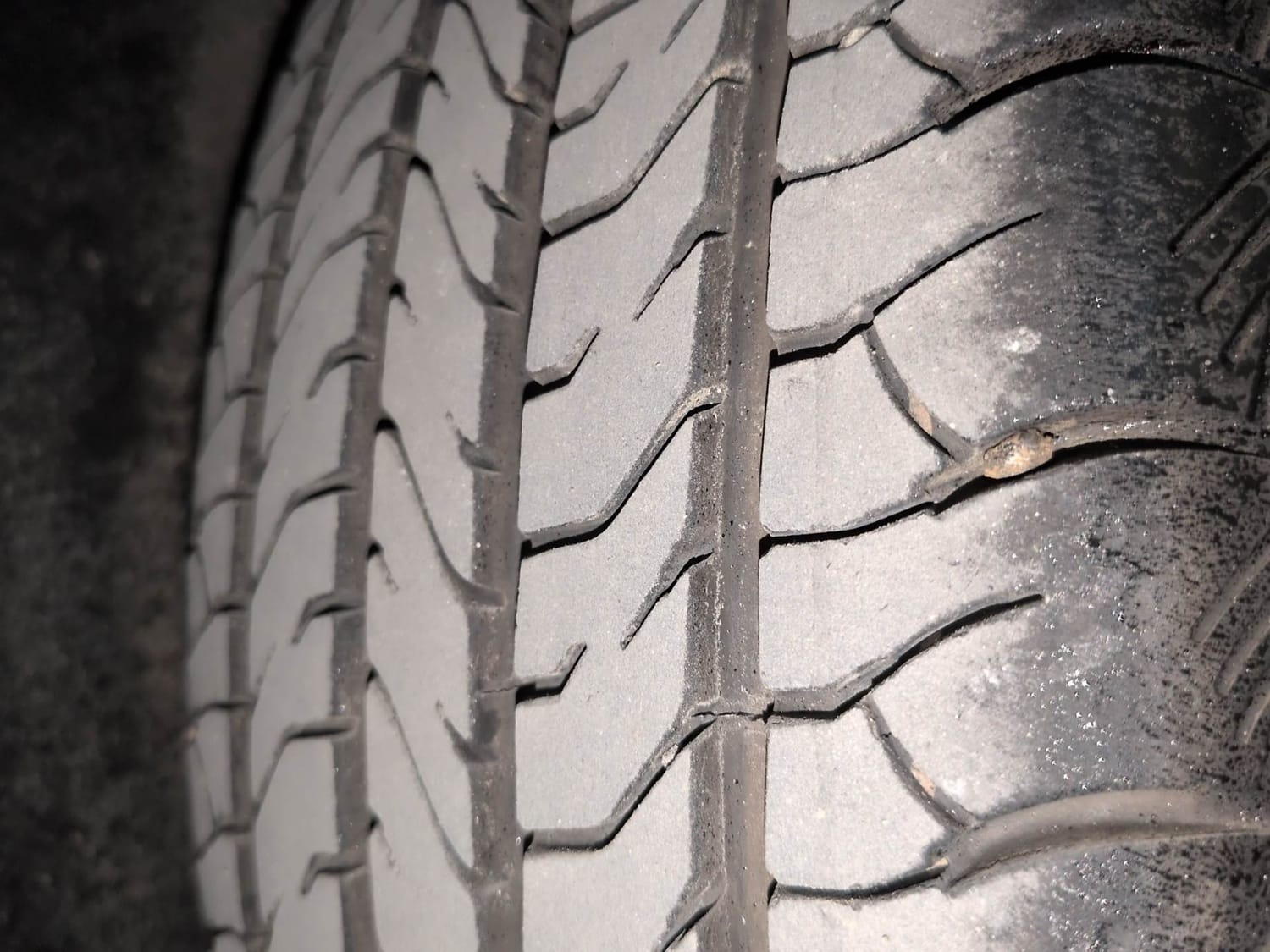 Used 2025 Maruti Suzuki Grand Vitara Delta Plus Intelligent Hybrid eCVT Hybrid Automatic tyres RIGHT REAR TYRE TREAD VIEW
