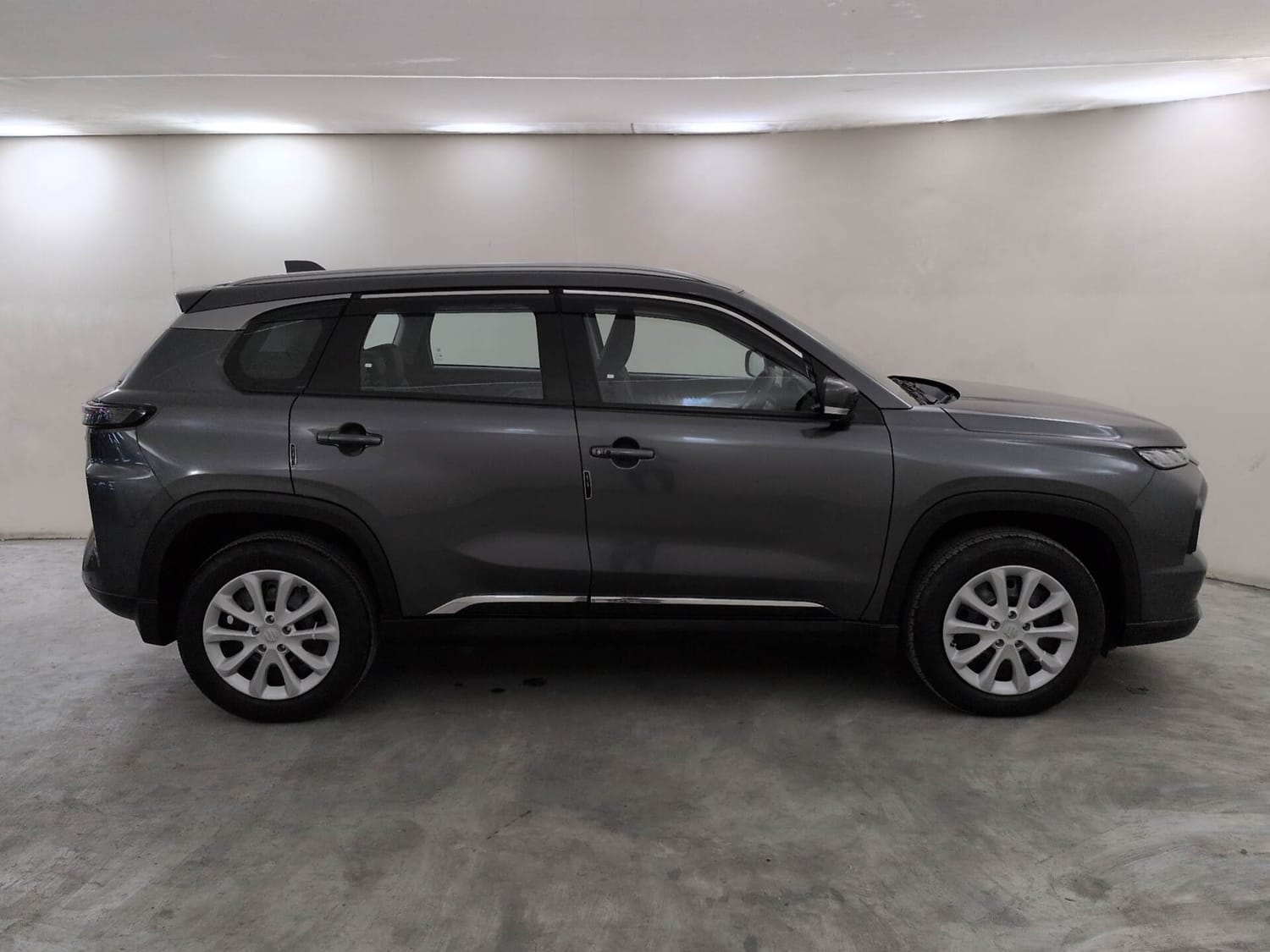 Used 2025 Maruti Suzuki Grand Vitara Delta Plus Intelligent Hybrid eCVT Hybrid Automatic exterior RIGHT SIDE VIEW