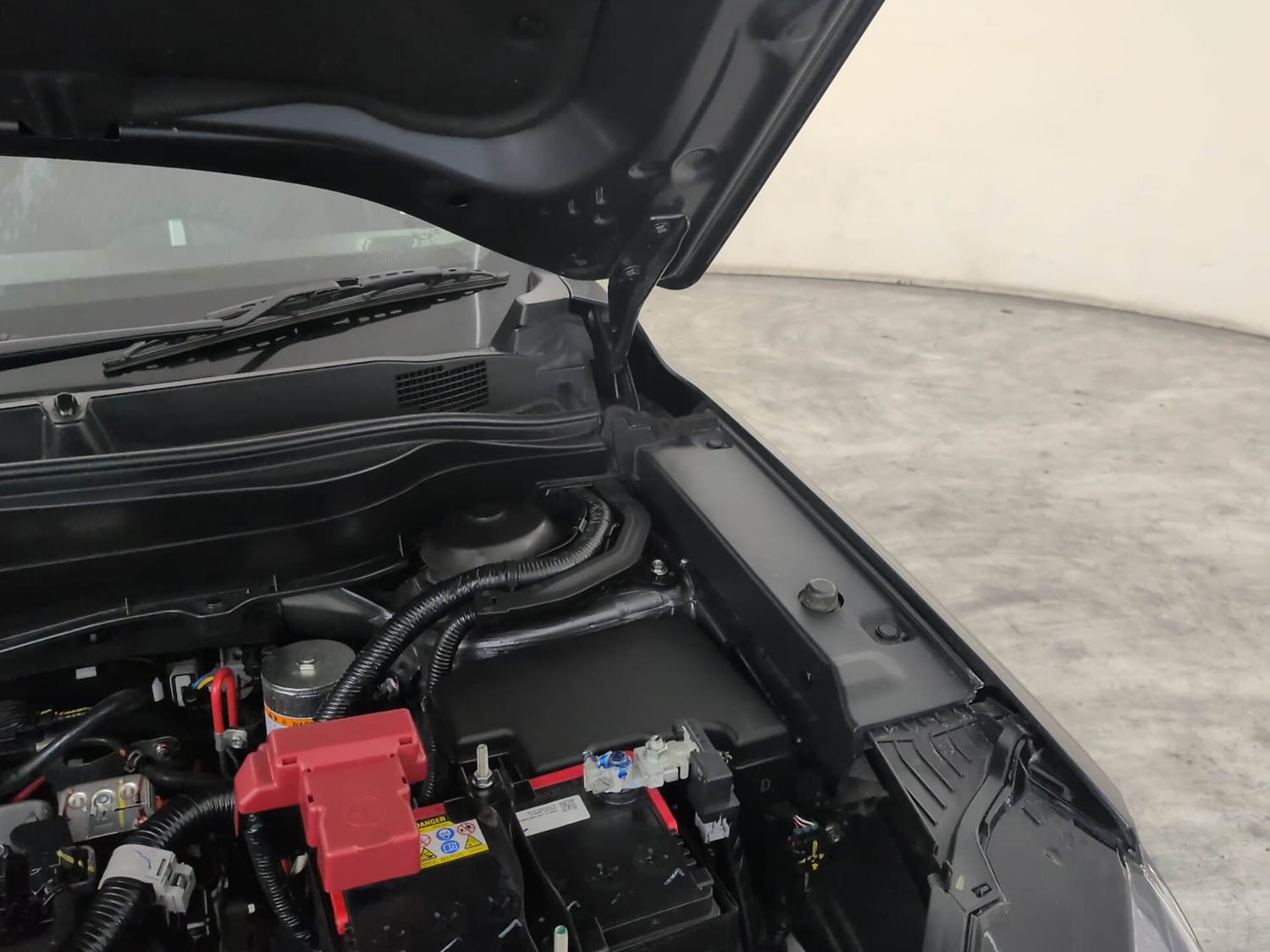 Used 2025 Maruti Suzuki Grand Vitara Delta Plus Intelligent Hybrid eCVT Hybrid Automatic engine ENGINE LEFT SIDE HINGE & APRON VIEW