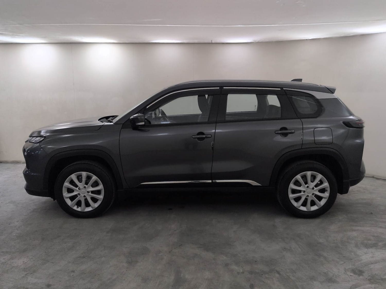 Used 2025 Maruti Suzuki Grand Vitara Delta Plus Intelligent Hybrid eCVT Hybrid Automatic exterior LEFT SIDE VIEW