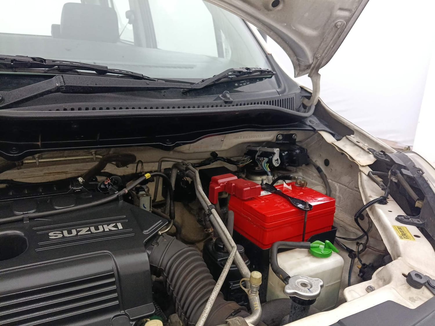 Used 2012 Maruti Suzuki Wagon R LXi Petrol Manual engine ENGINE LEFT SIDE HINGE & APRON VIEW