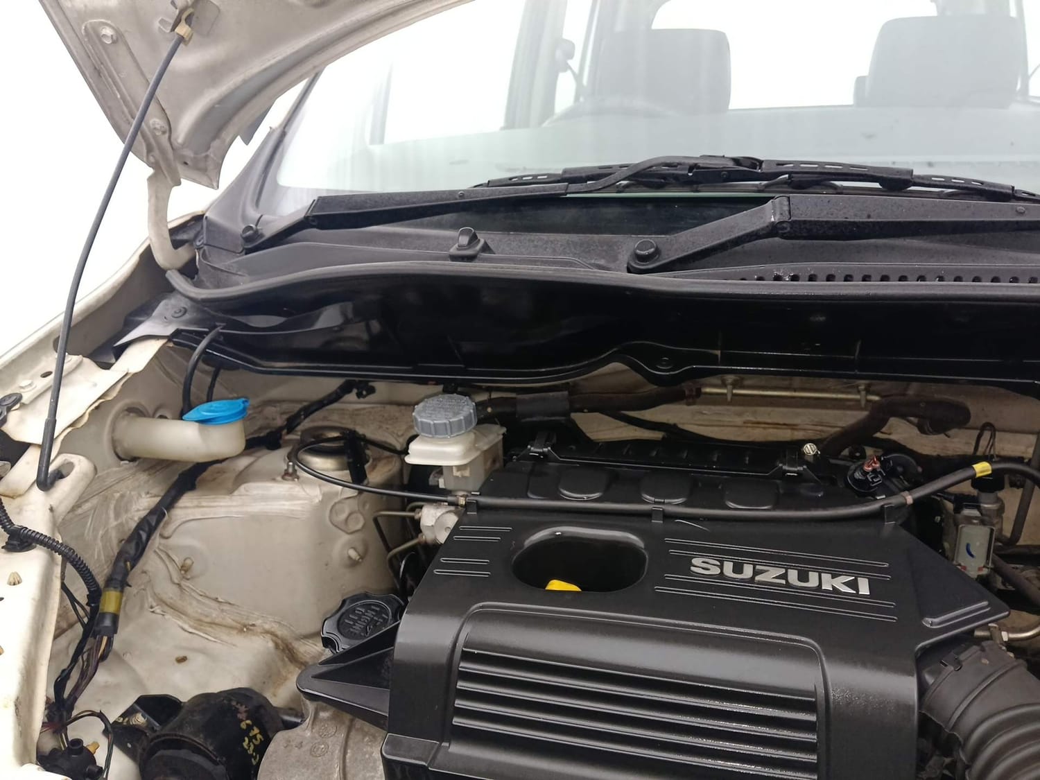 Used 2012 Maruti Suzuki Wagon R LXi Petrol Manual engine ENGINE RIGHT SIDE HINGE & APRON VIEW