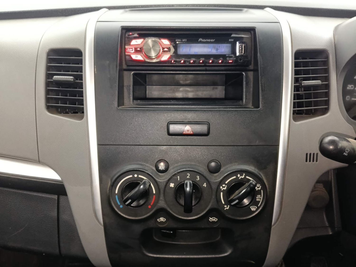 Used 2012 Maruti Suzuki Wagon R LXi Petrol Manual interior MUSIC SYSTEM & AC CONTROL VIEW