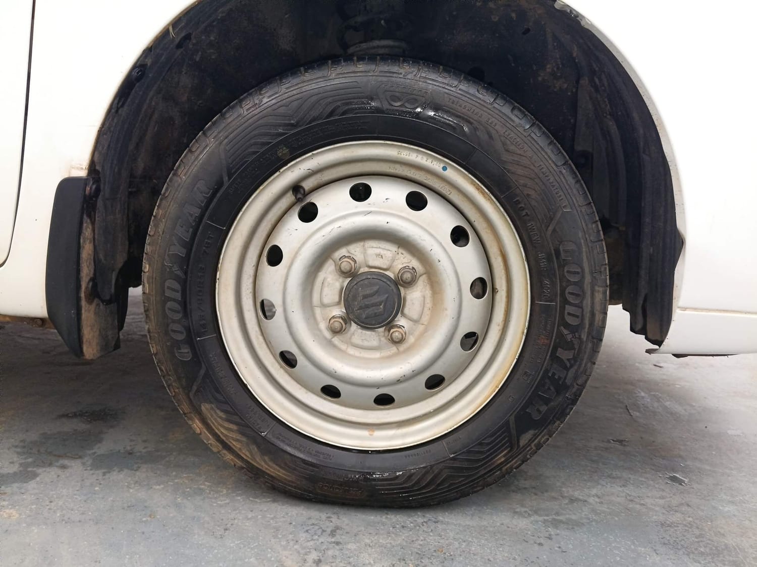 Used 2012 Maruti Suzuki Wagon R LXi Petrol Manual tyres RIGHT FRONT TYRE RIM VIEW