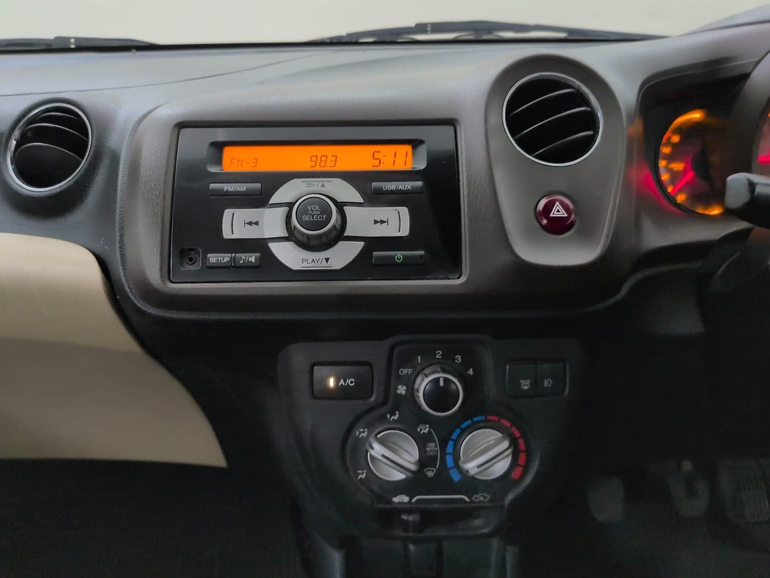 Used 2013 Honda Amaze 1.5 VX i-DTEC Diesel Manual interior MUSIC SYSTEM & AC CONTROL VIEW