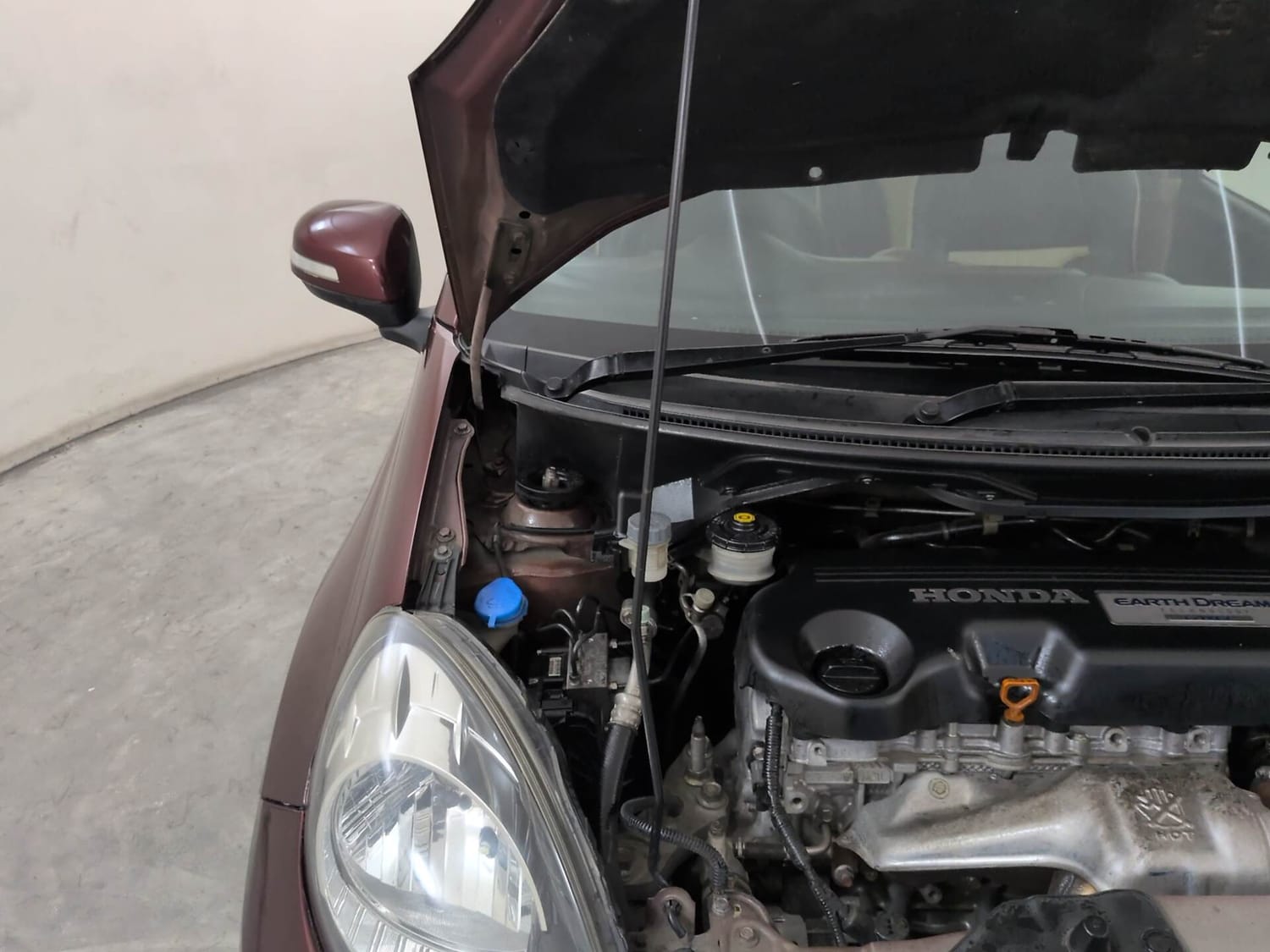Used 2013 Honda Amaze 1.5 VX i-DTEC Diesel Manual engine ENGINE RIGHT SIDE HINGE & APRON VIEW