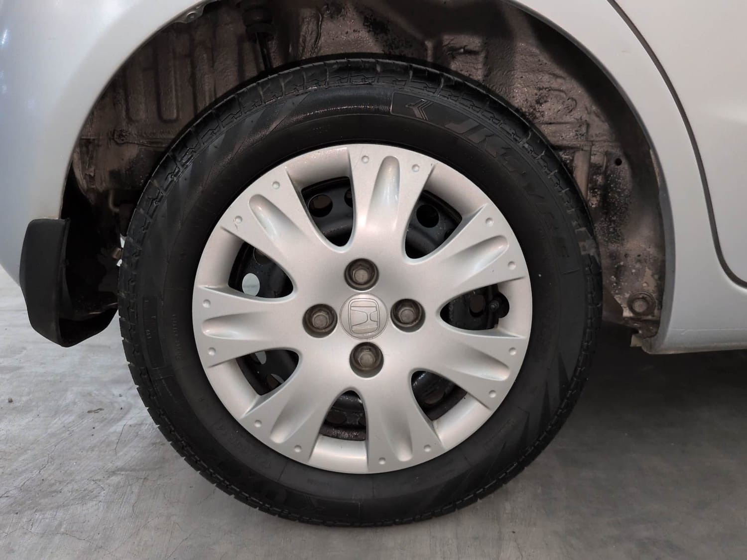 Used 2016 Honda Brio S MT Petrol Manual tyres RIGHT REAR TYRE RIM VIEW