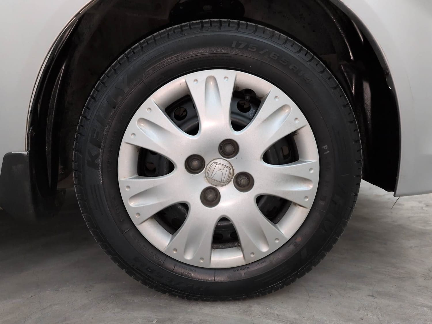 Used 2016 Honda Brio S MT Petrol Manual tyres RIGHT FRONT TYRE RIM VIEW