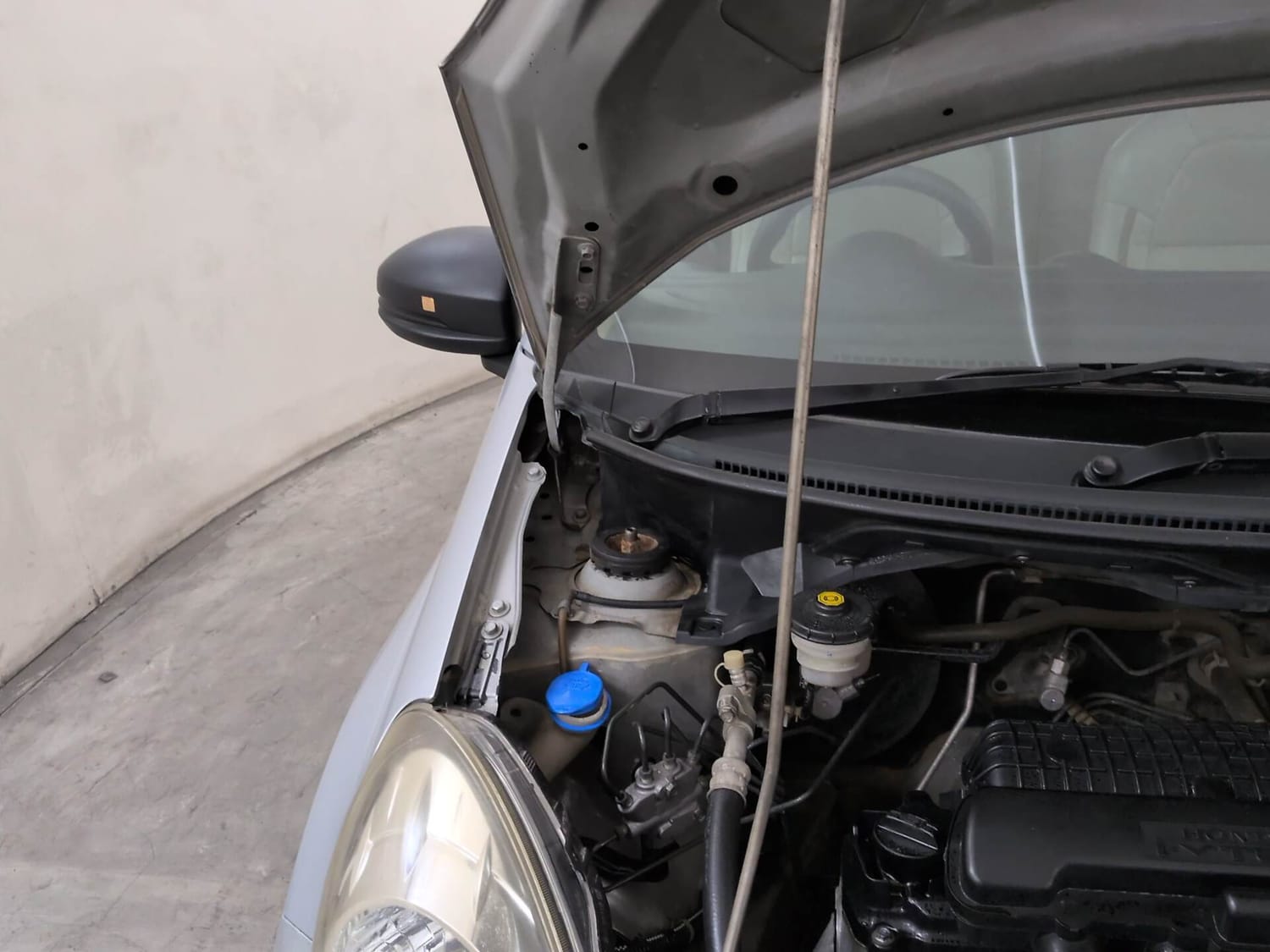 Used 2016 Honda Brio S MT Petrol Manual engine ENGINE RIGHT SIDE HINGE & APRON VIEW