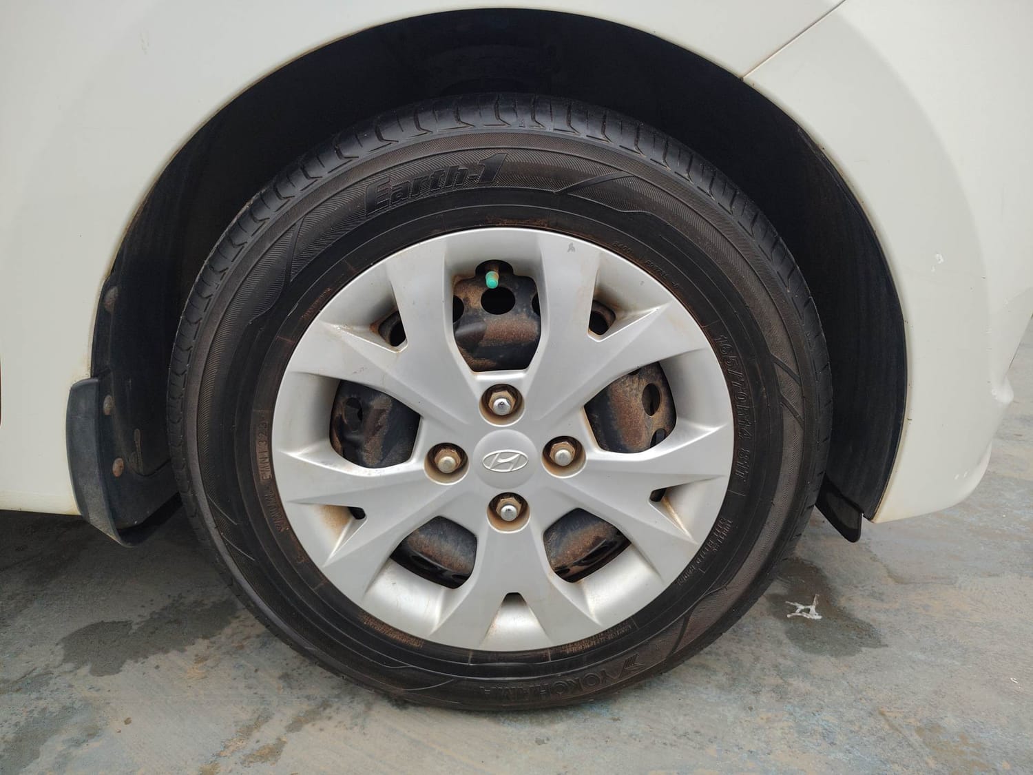 Used 2013 Hyundai Grand i10 Sportz AT 1.2 Kappa VTVT Petrol Automatic tyres RIGHT FRONT TYRE RIM VIEW