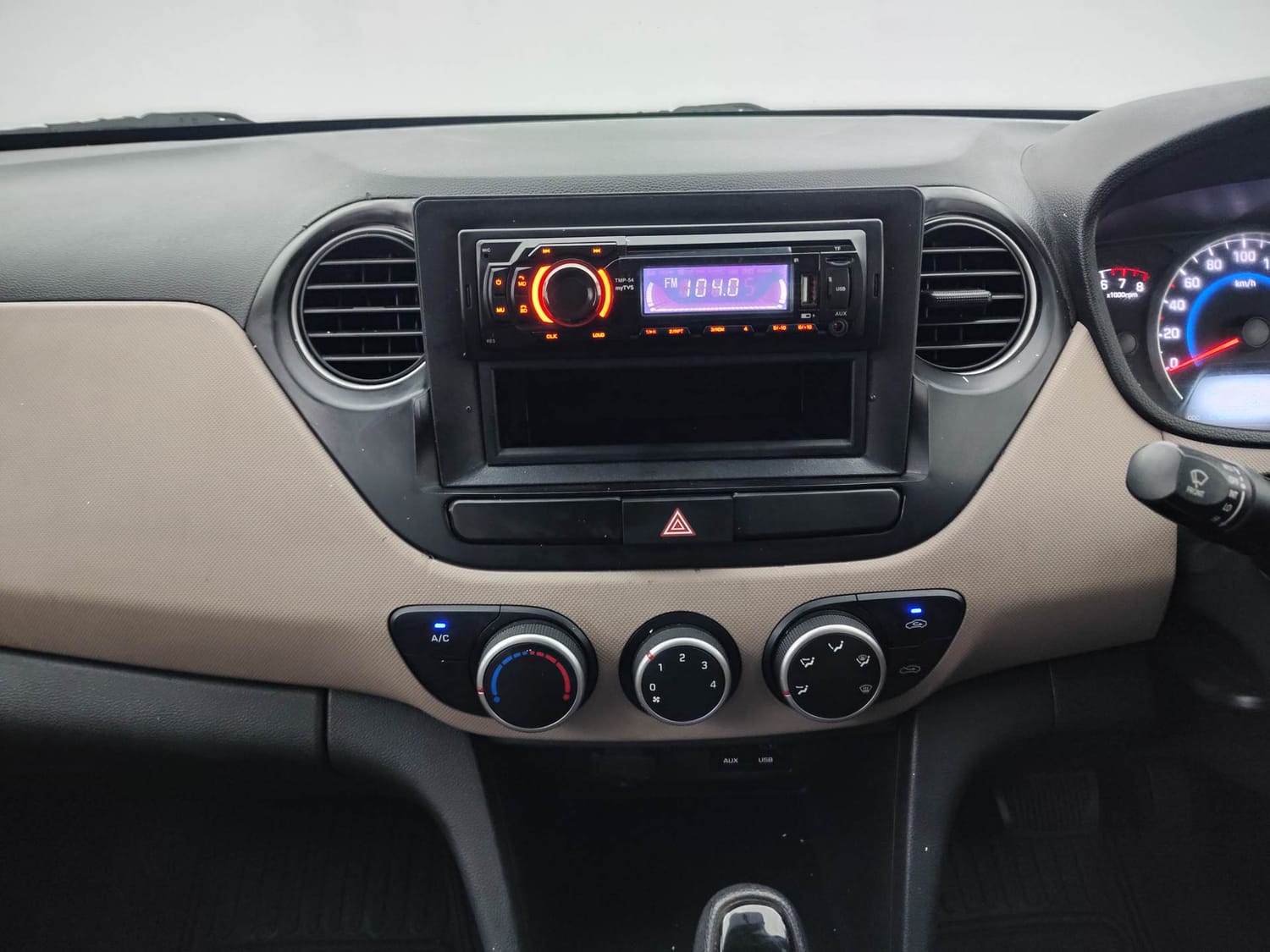 Used 2013 Hyundai Grand i10 Sportz AT 1.2 Kappa VTVT Petrol Automatic interior MUSIC SYSTEM & AC CONTROL VIEW
