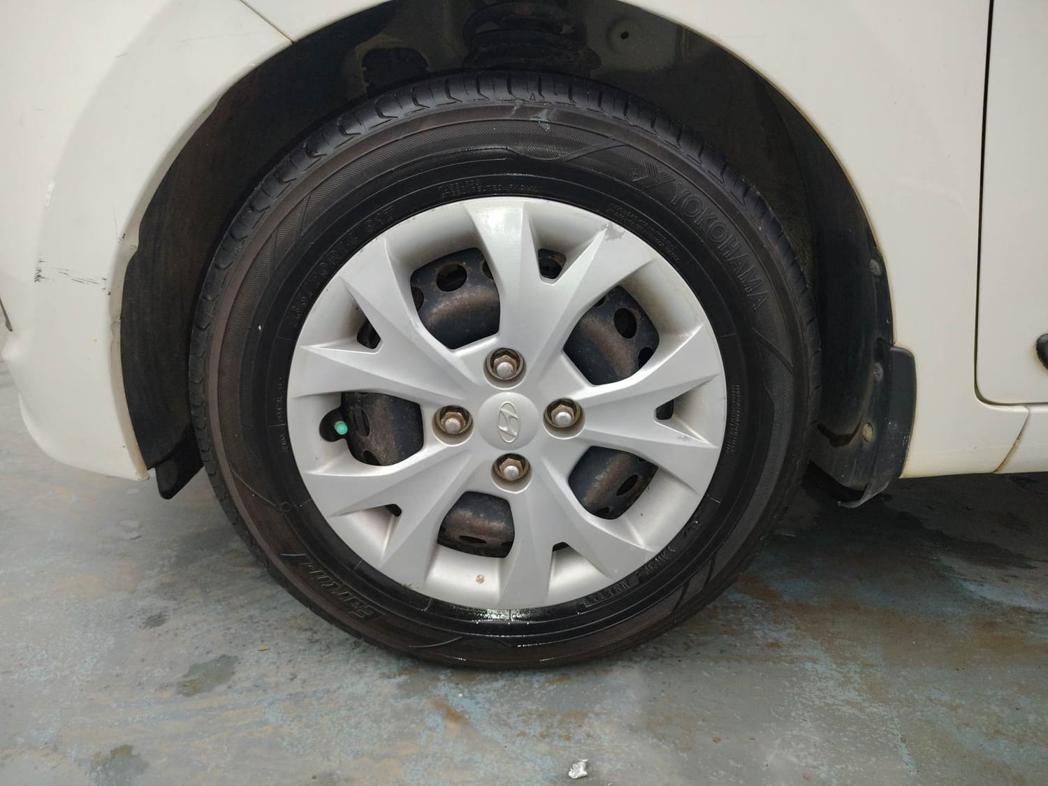 Used 2013 Hyundai Grand i10 Sportz AT 1.2 Kappa VTVT Petrol Automatic tyres LEFT FRONT TYRE RIM VIEW