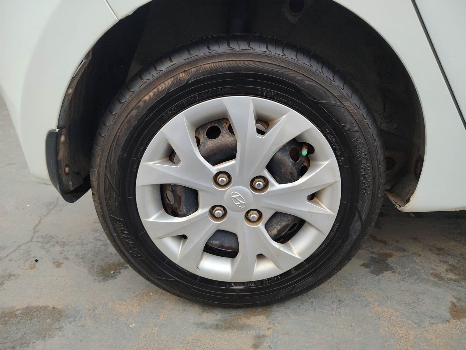 Used 2013 Hyundai Grand i10 Sportz AT 1.2 Kappa VTVT Petrol Automatic tyres RIGHT REAR TYRE RIM VIEW