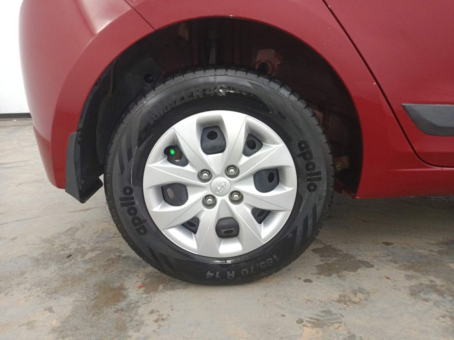 Used 2016 Hyundai Elite i20 Sportz 1.2 Petrol Manual tyres RIGHT REAR TYRE RIM VIEW