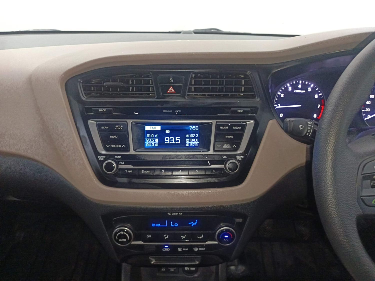 Used 2016 Hyundai Elite i20 Sportz 1.2 Petrol Manual interior MUSIC SYSTEM & AC CONTROL VIEW