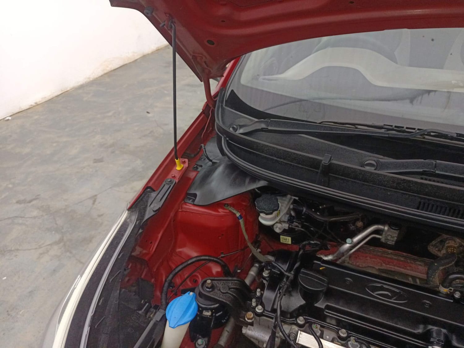 Used 2016 Hyundai Elite i20 Sportz 1.2 Petrol Manual engine ENGINE RIGHT SIDE HINGE & APRON VIEW