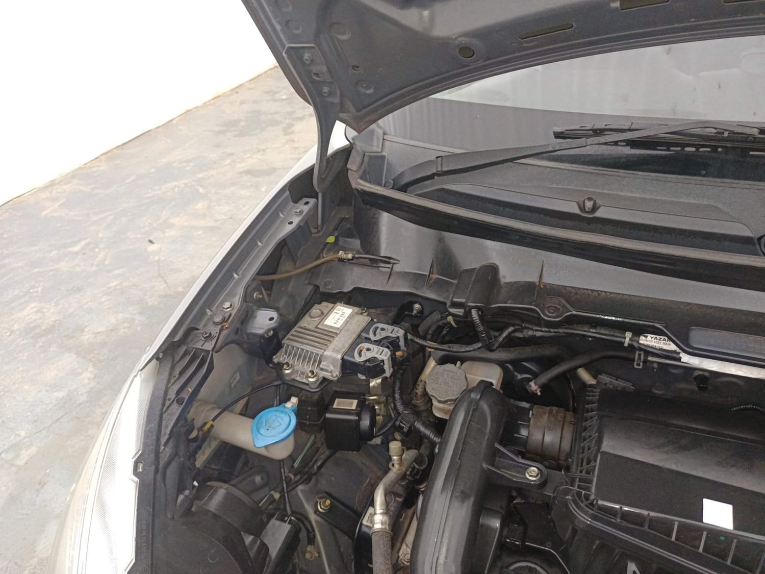 Used 2023 Maruti Suzuki Celerio VXi CNG Cng Manual engine ENGINE RIGHT SIDE HINGE & APRON VIEW