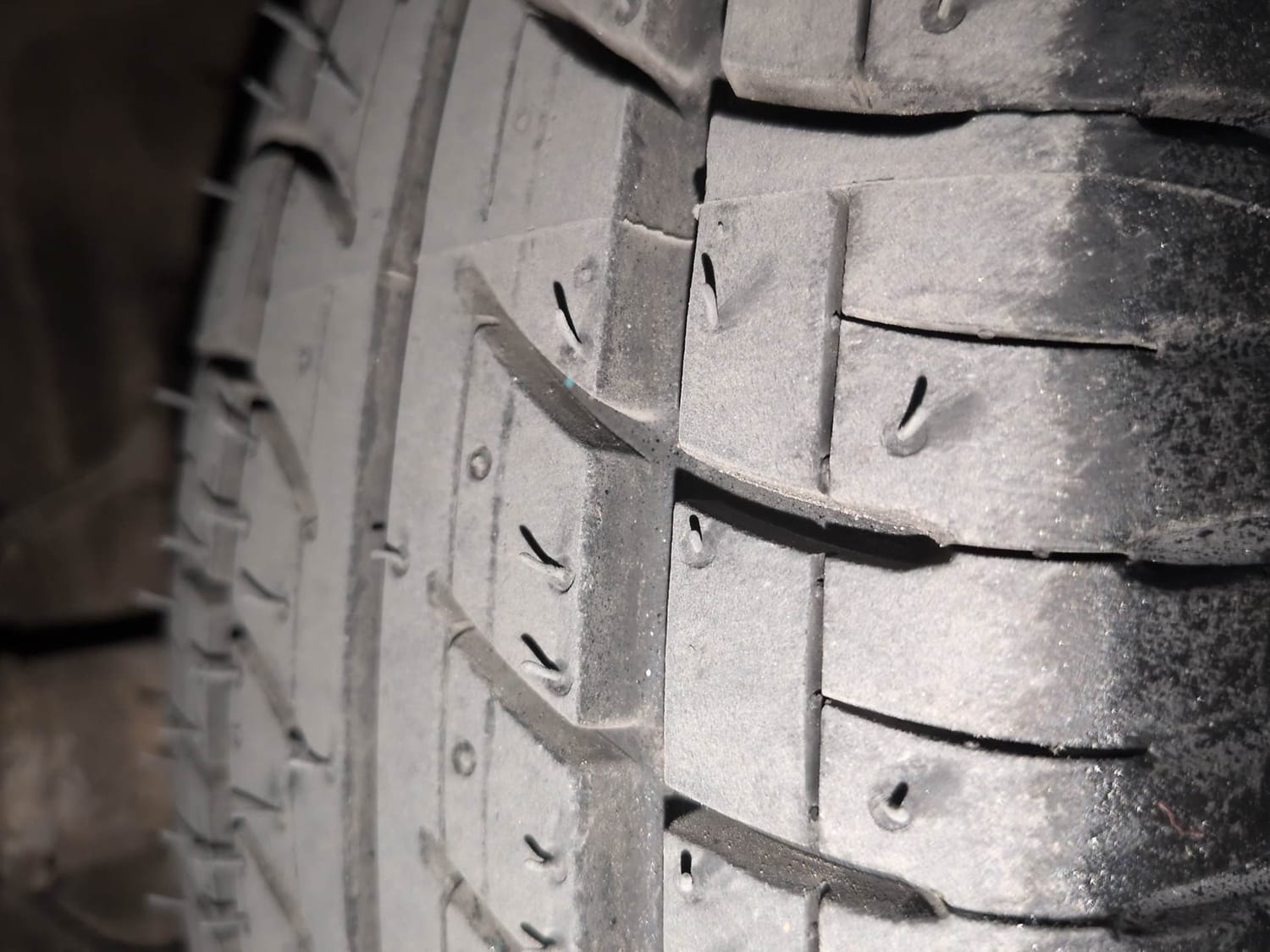 Used 2014 Maruti Suzuki Ritz Zxi BS-IV Petrol Manual tyres LEFT FRONT TYRE TREAD VIEW