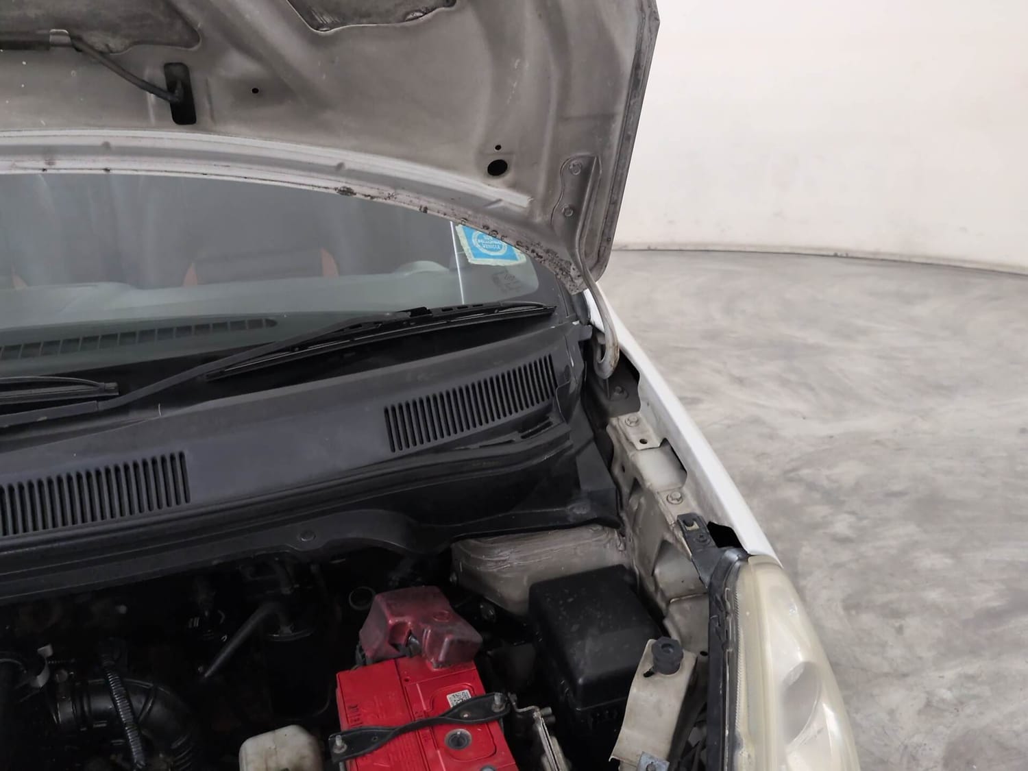 Used 2014 Maruti Suzuki Ritz Zxi BS-IV Petrol Manual engine ENGINE LEFT SIDE HINGE & APRON VIEW