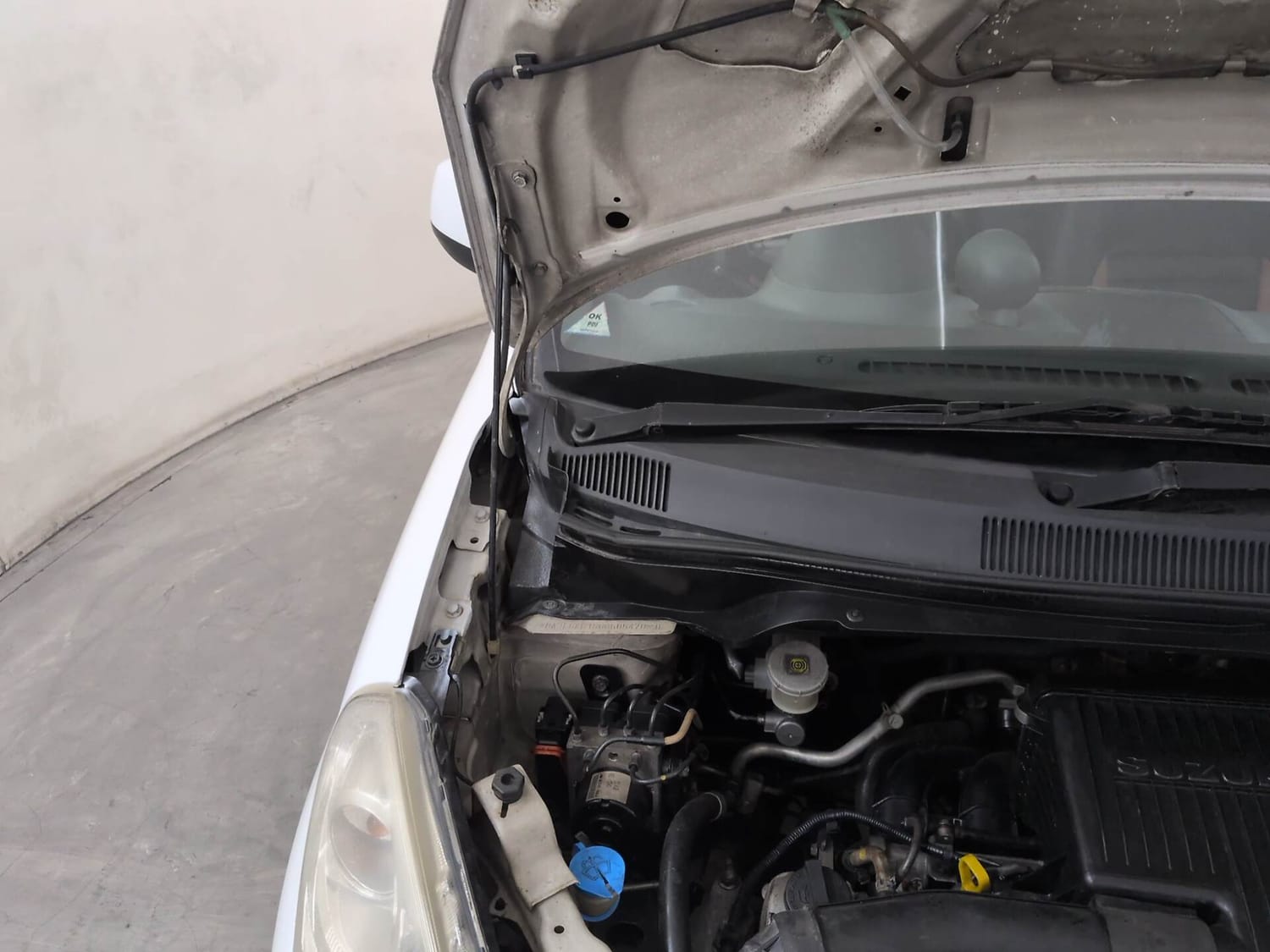 Used 2014 Maruti Suzuki Ritz Zxi BS-IV Petrol Manual engine ENGINE RIGHT SIDE HINGE & APRON VIEW
