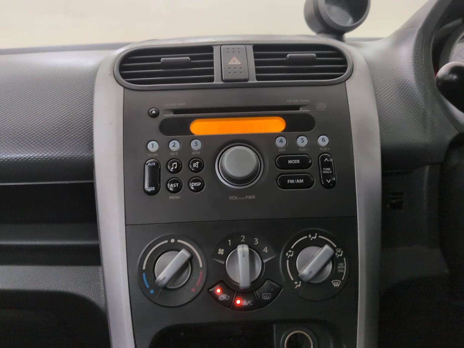 Used 2014 Maruti Suzuki Ritz Zxi BS-IV Petrol Manual interior MUSIC SYSTEM & AC CONTROL VIEW