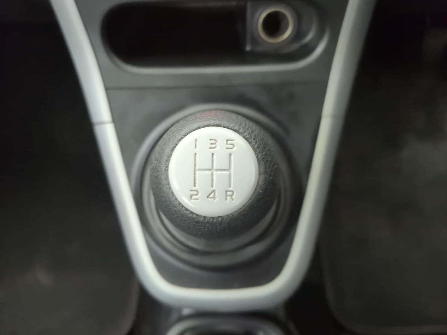 Used 2014 Maruti Suzuki Ritz Zxi BS-IV Petrol Manual interior GEAR  KNOB VIEW