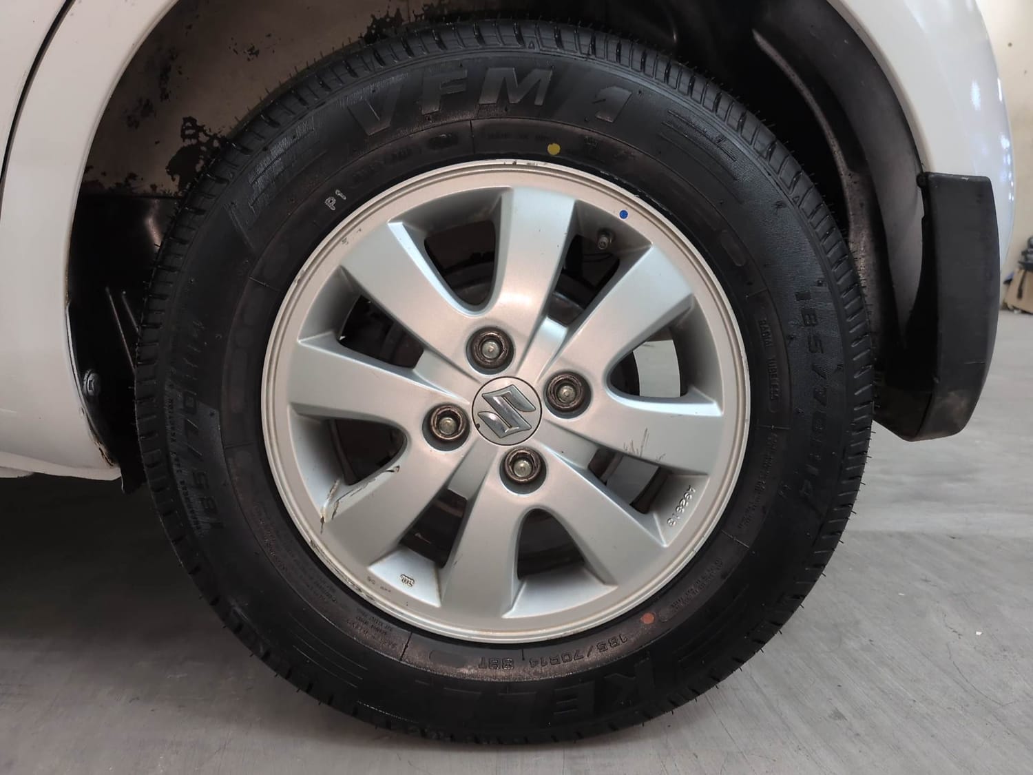 Used 2014 Maruti Suzuki Ritz Zxi BS-IV Petrol Manual tyres LEFT REAR TYRE RIM VIEW