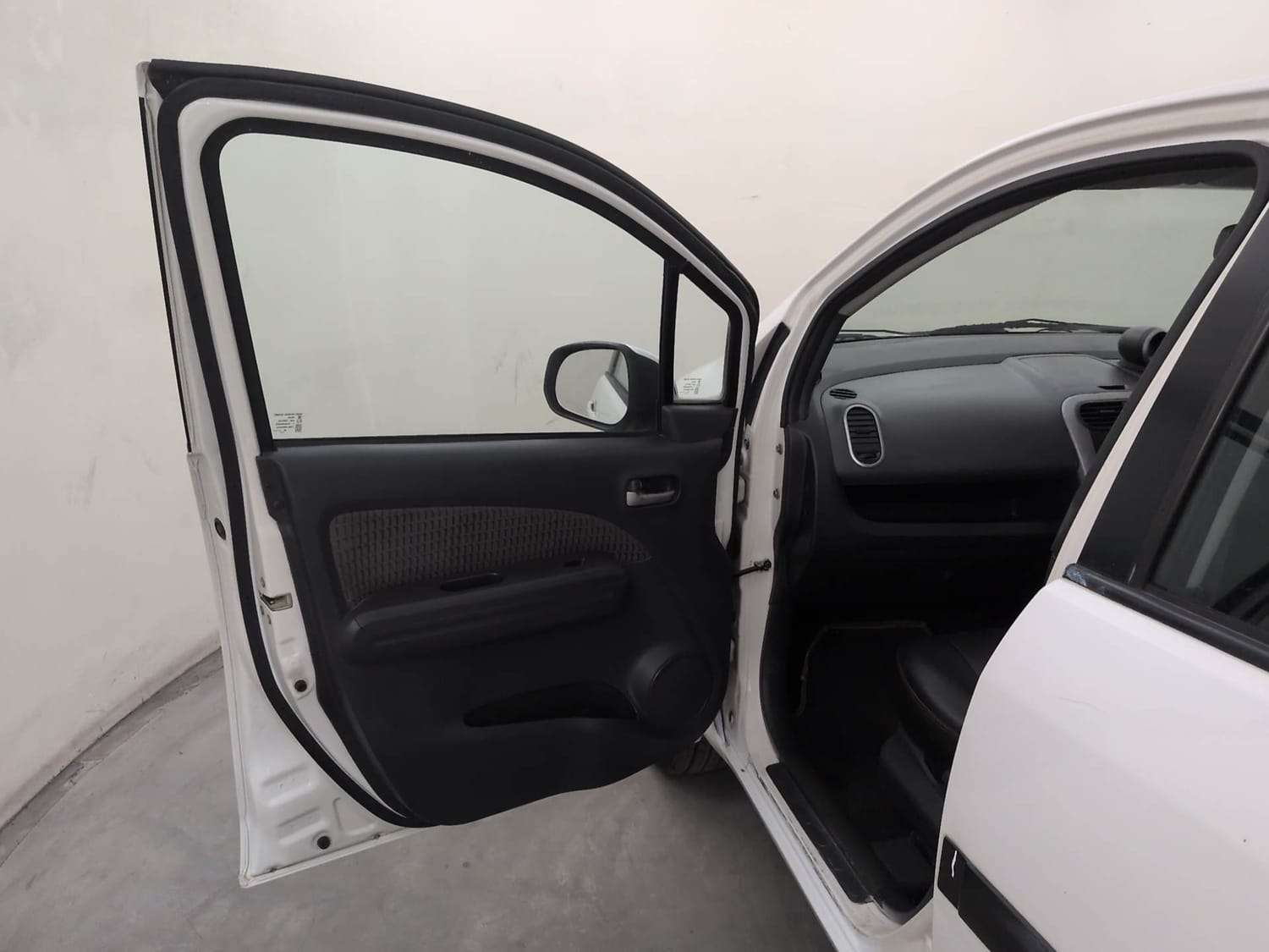 Used 2014 Maruti Suzuki Ritz Zxi BS-IV Petrol Manual interior LEFT FRONT DOOR OPEN VIEW