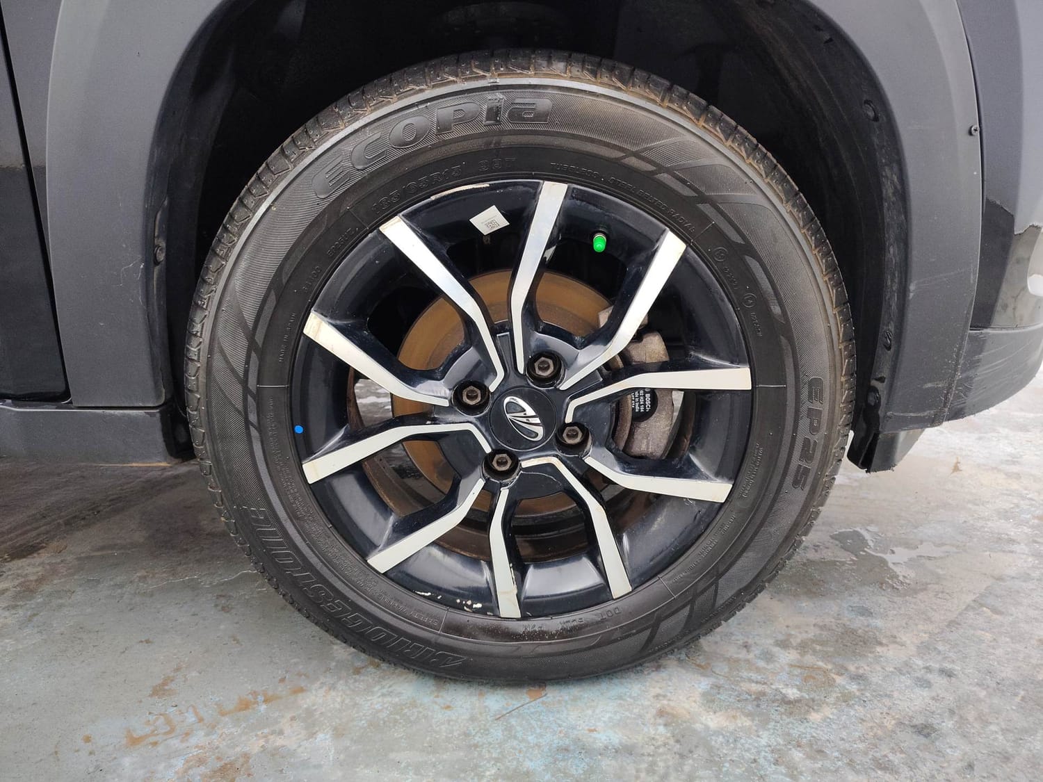 Used 2018 Mahindra KUV100 NXT K8 6 STR Petrol Manual tyres RIGHT FRONT TYRE RIM VIEW