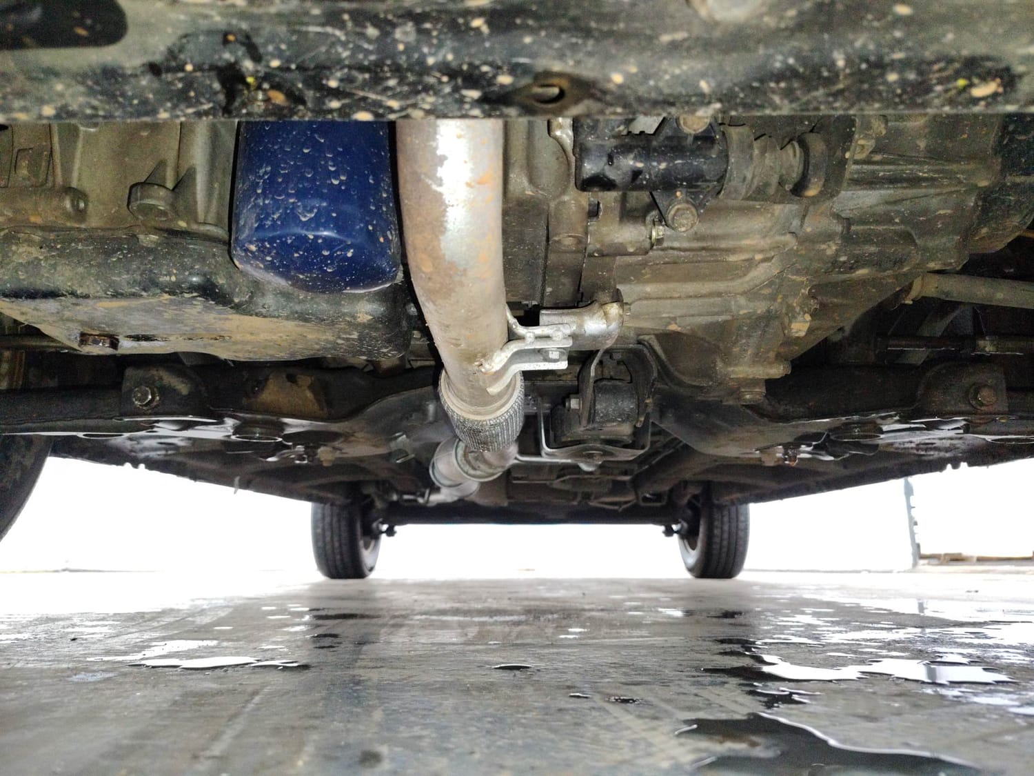 Used 2018 Mahindra KUV100 NXT K8 6 STR Petrol Manual extra FRONT LEFT UNDERBODY VIEW