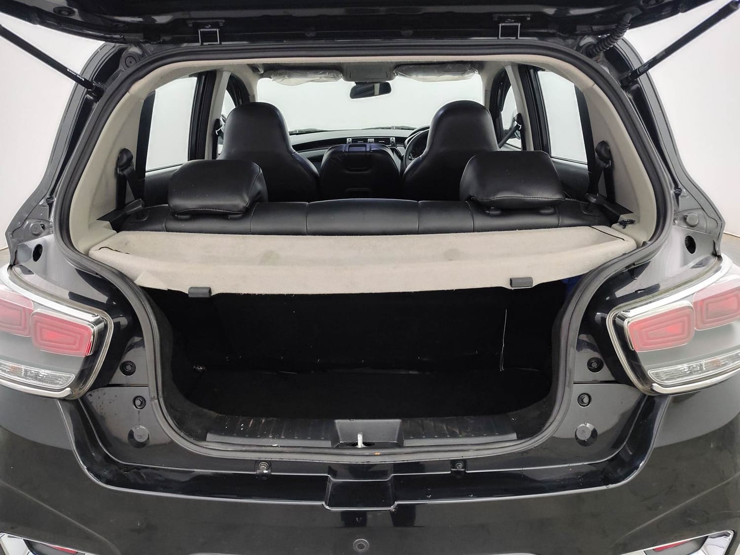 Used 2018 Mahindra KUV100 NXT K8 6 STR Petrol Manual interior DICKY INSIDE VIEW