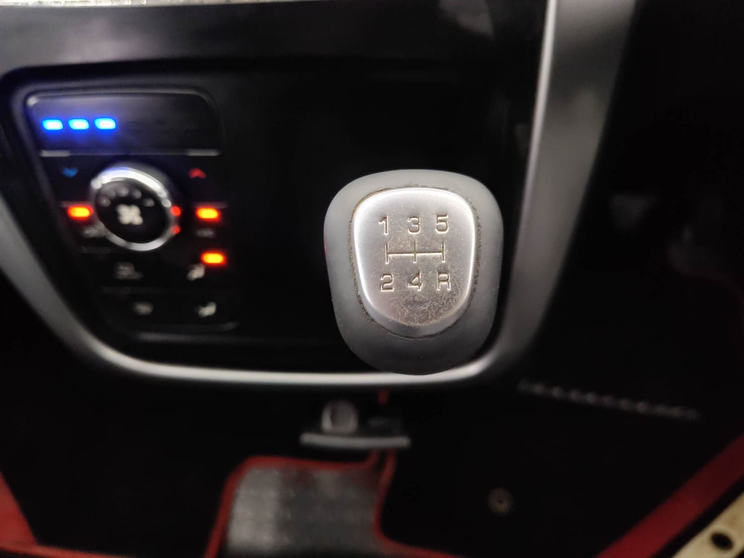 Used 2018 Mahindra KUV100 NXT K8 6 STR Petrol Manual interior GEAR  KNOB VIEW