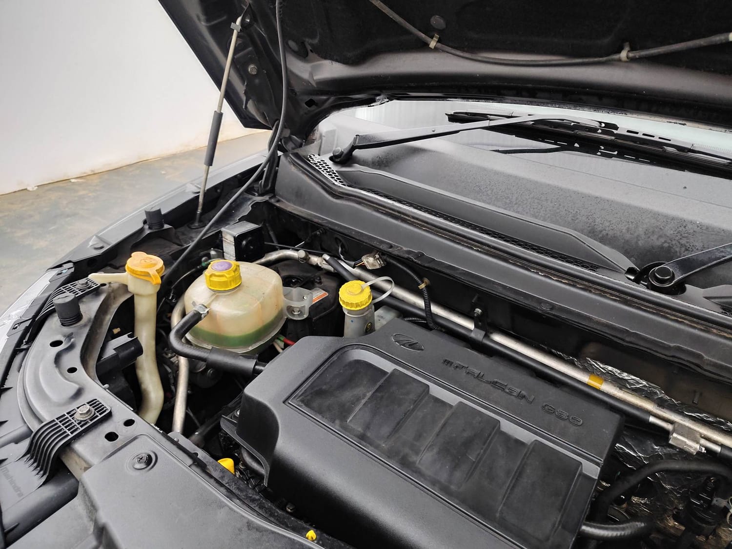 Used 2018 Mahindra KUV100 NXT K8 6 STR Petrol Manual engine ENGINE RIGHT SIDE HINGE & APRON VIEW