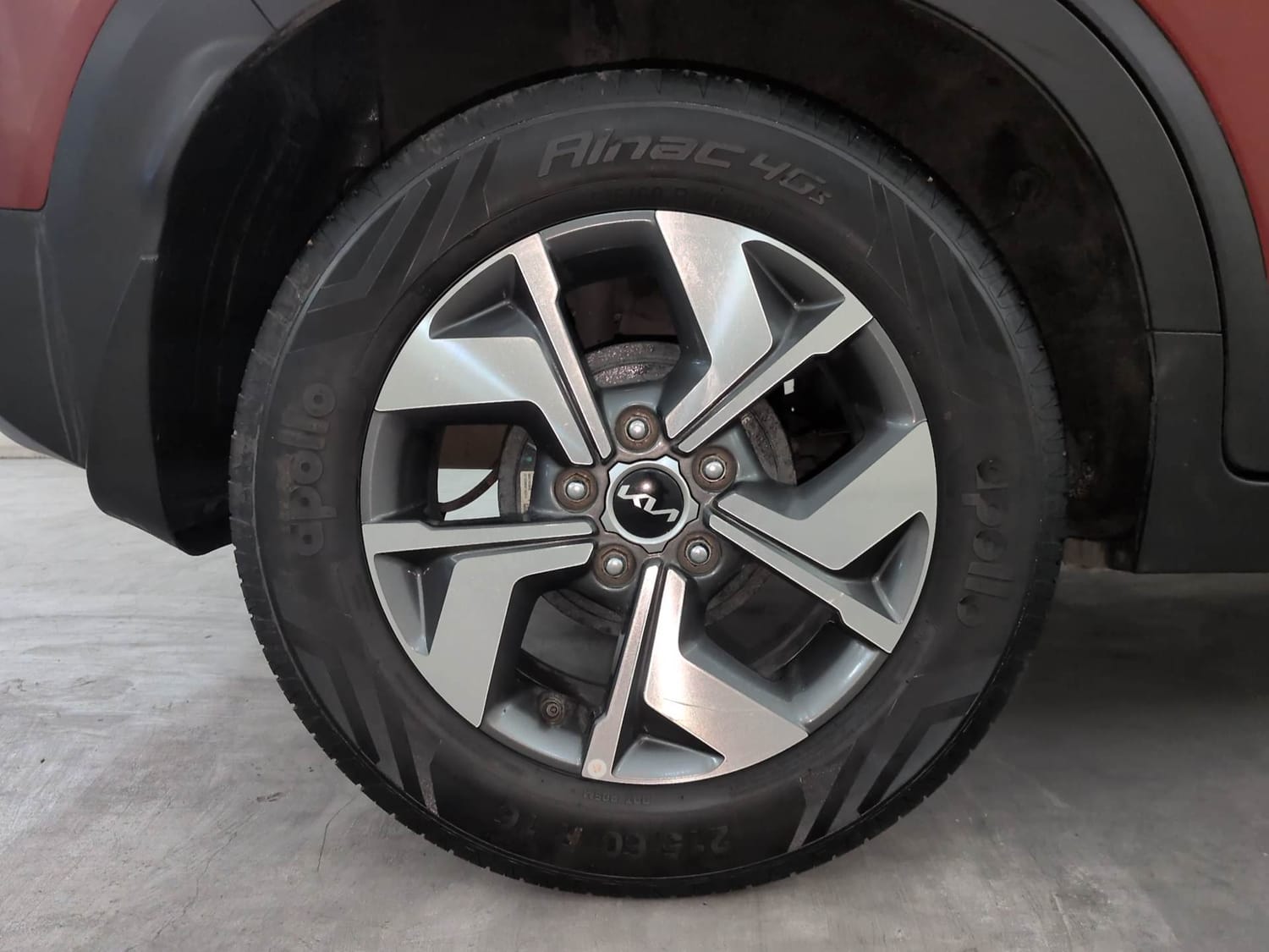 Used 2022 Kia Sonet HTX 1.5 AT Diesel Automatic tyres RIGHT REAR TYRE RIM VIEW