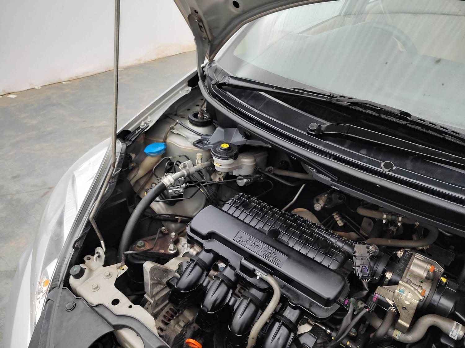 Used 2017 Honda Brio S MT Petrol Manual engine ENGINE RIGHT SIDE HINGE & APRON VIEW
