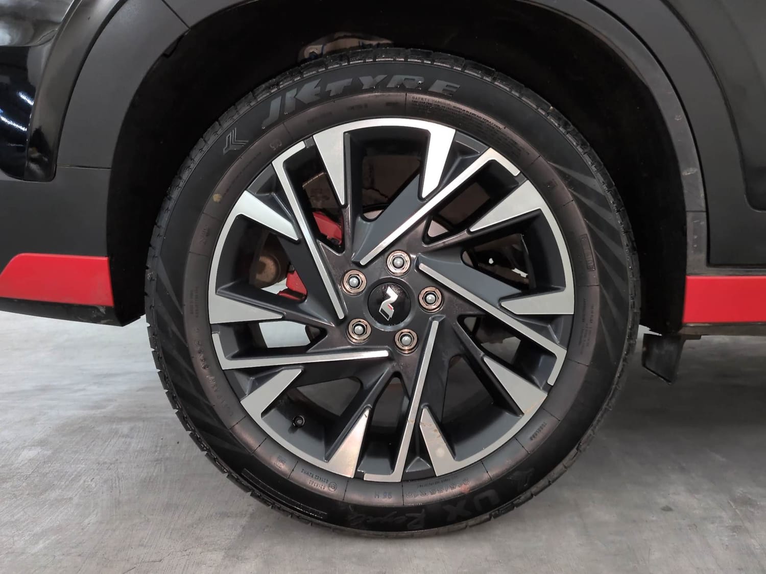 Used 2024 Hyundai Creta N-Line N10 1.5 Turbo MT Petrol Manual tyres RIGHT REAR TYRE RIM VIEW