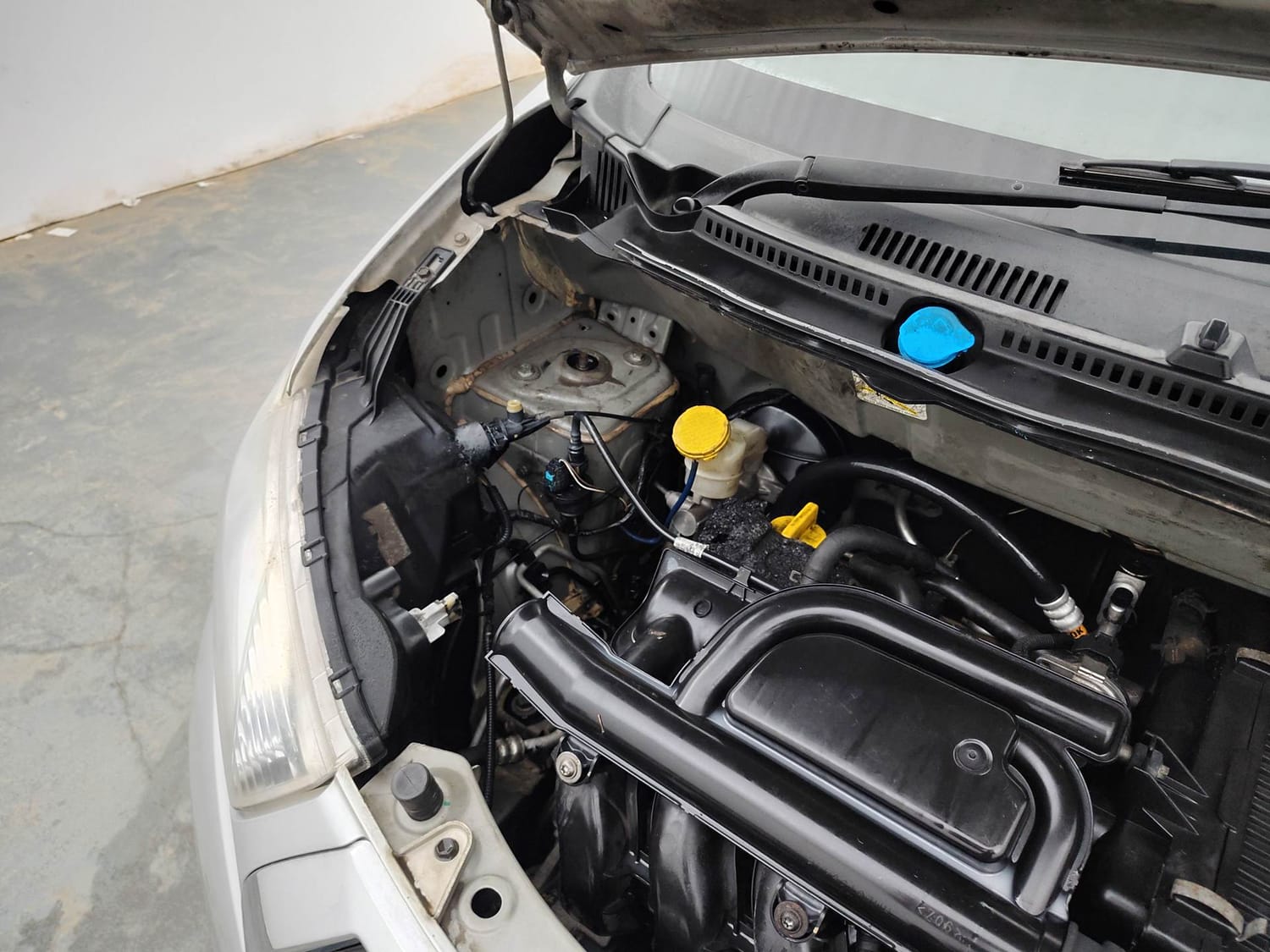 Used 2016 Datsun Redi-GO T (O) Petrol Manual engine ENGINE RIGHT SIDE HINGE & APRON VIEW