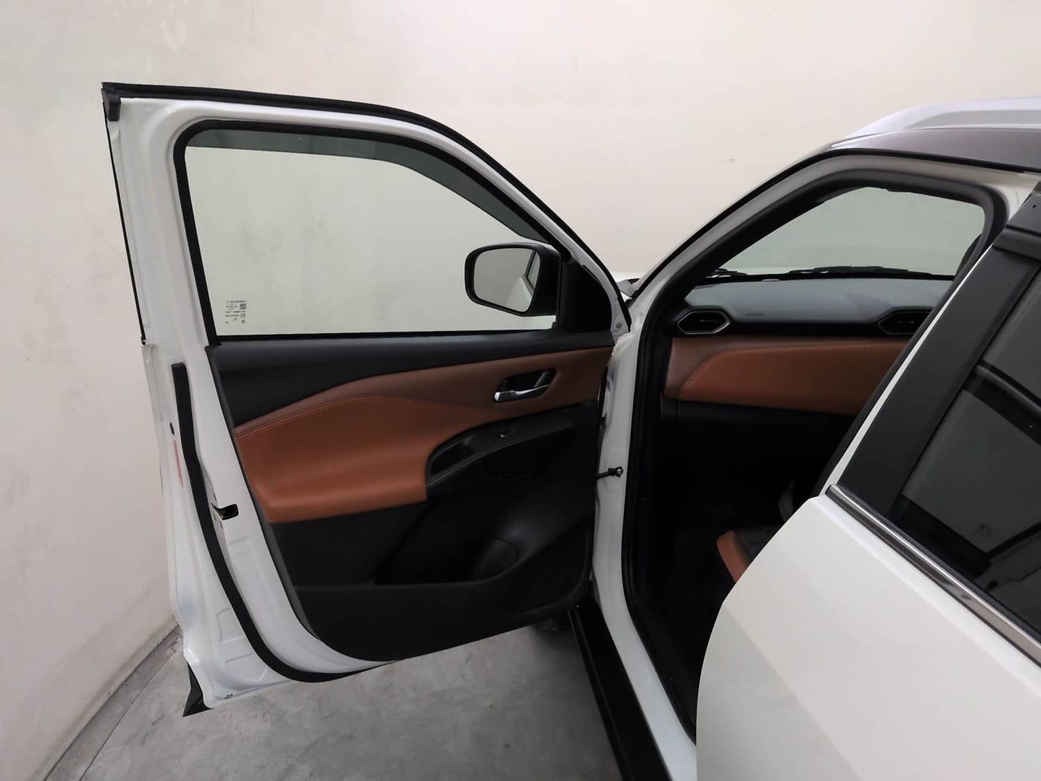 Used 2026 Nissan Magnite Tekna Plus HRAO 1.0 Turbo Petrol MT Dual Tone Petrol Manual interior LEFT FRONT DOOR OPEN VIEW