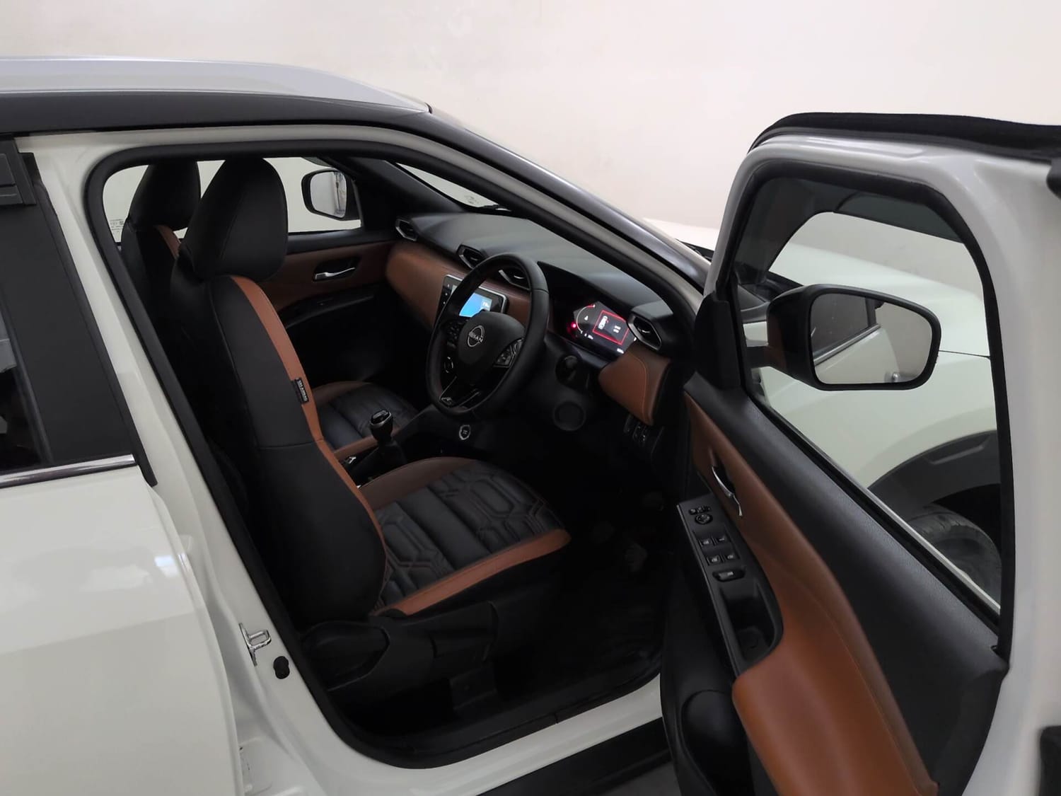 Used 2026 Nissan Magnite Tekna Plus HRAO 1.0 Turbo Petrol MT Dual Tone Petrol Manual interior RIGHT SIDE FRONT DOOR CABIN VIEW