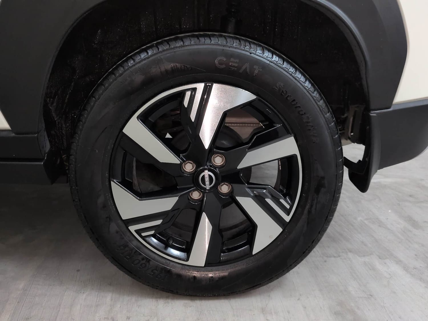 Used 2026 Nissan Magnite Tekna Plus HRAO 1.0 Turbo Petrol MT Dual Tone Petrol Manual tyres LEFT REAR TYRE RIM VIEW