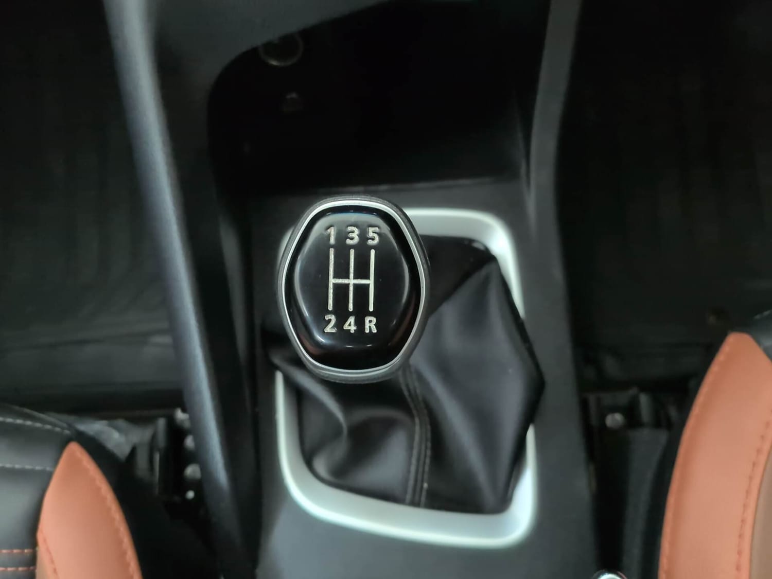 Used 2026 Nissan Magnite Tekna Plus HRAO 1.0 Turbo Petrol MT Dual Tone Petrol Manual interior GEAR  KNOB VIEW