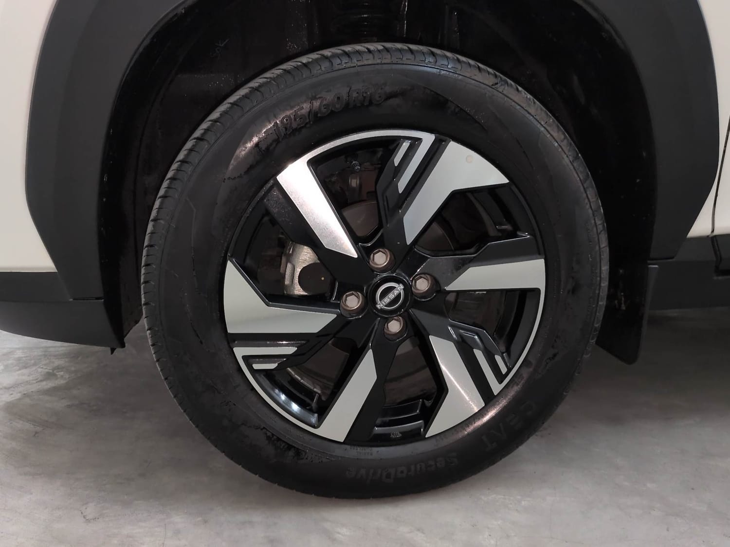 Used 2026 Nissan Magnite Tekna Plus HRAO 1.0 Turbo Petrol MT Dual Tone Petrol Manual tyres LEFT FRONT TYRE RIM VIEW