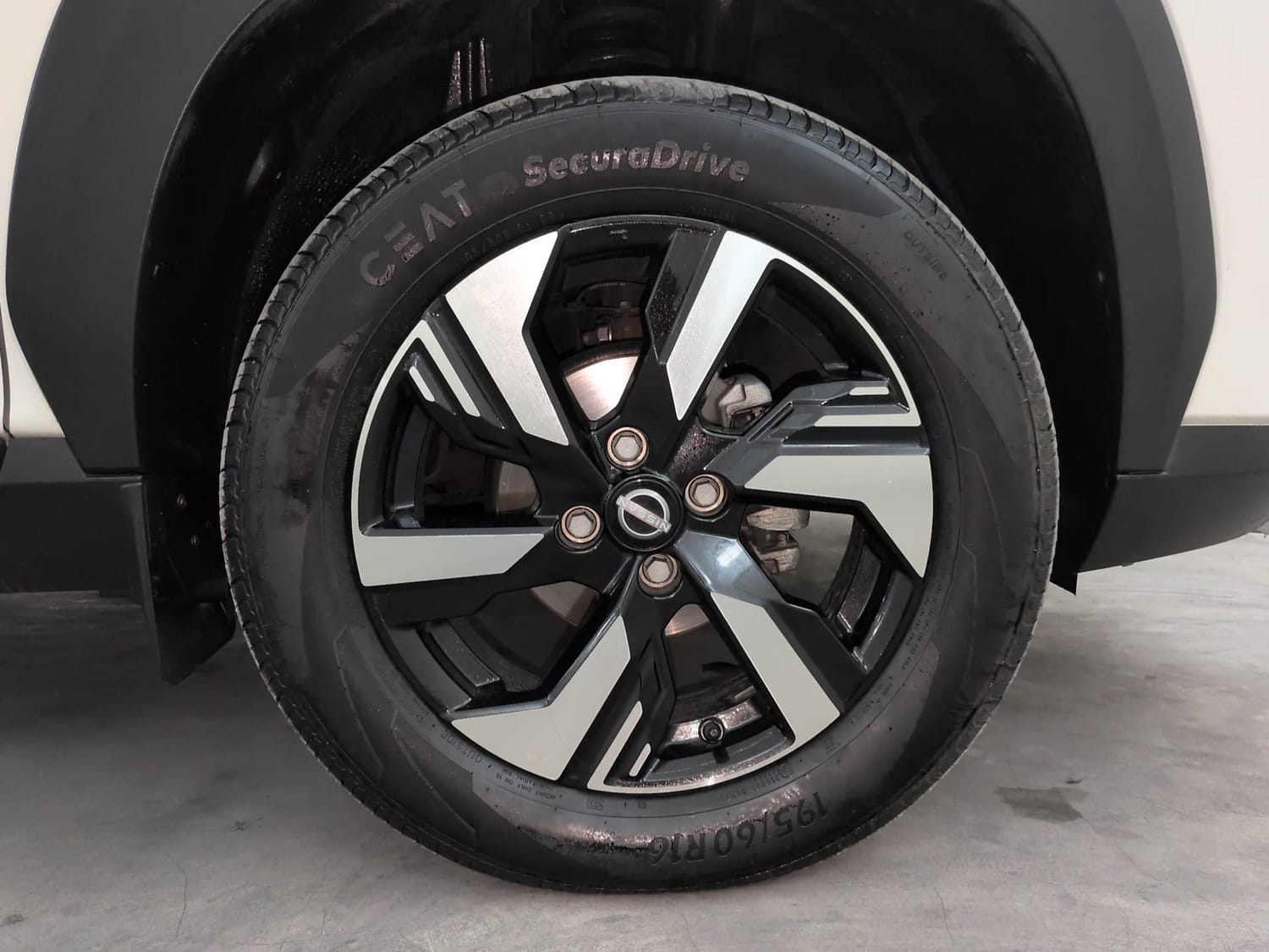 Used 2026 Nissan Magnite Tekna Plus HRAO 1.0 Turbo Petrol MT Dual Tone Petrol Manual tyres RIGHT FRONT TYRE RIM VIEW