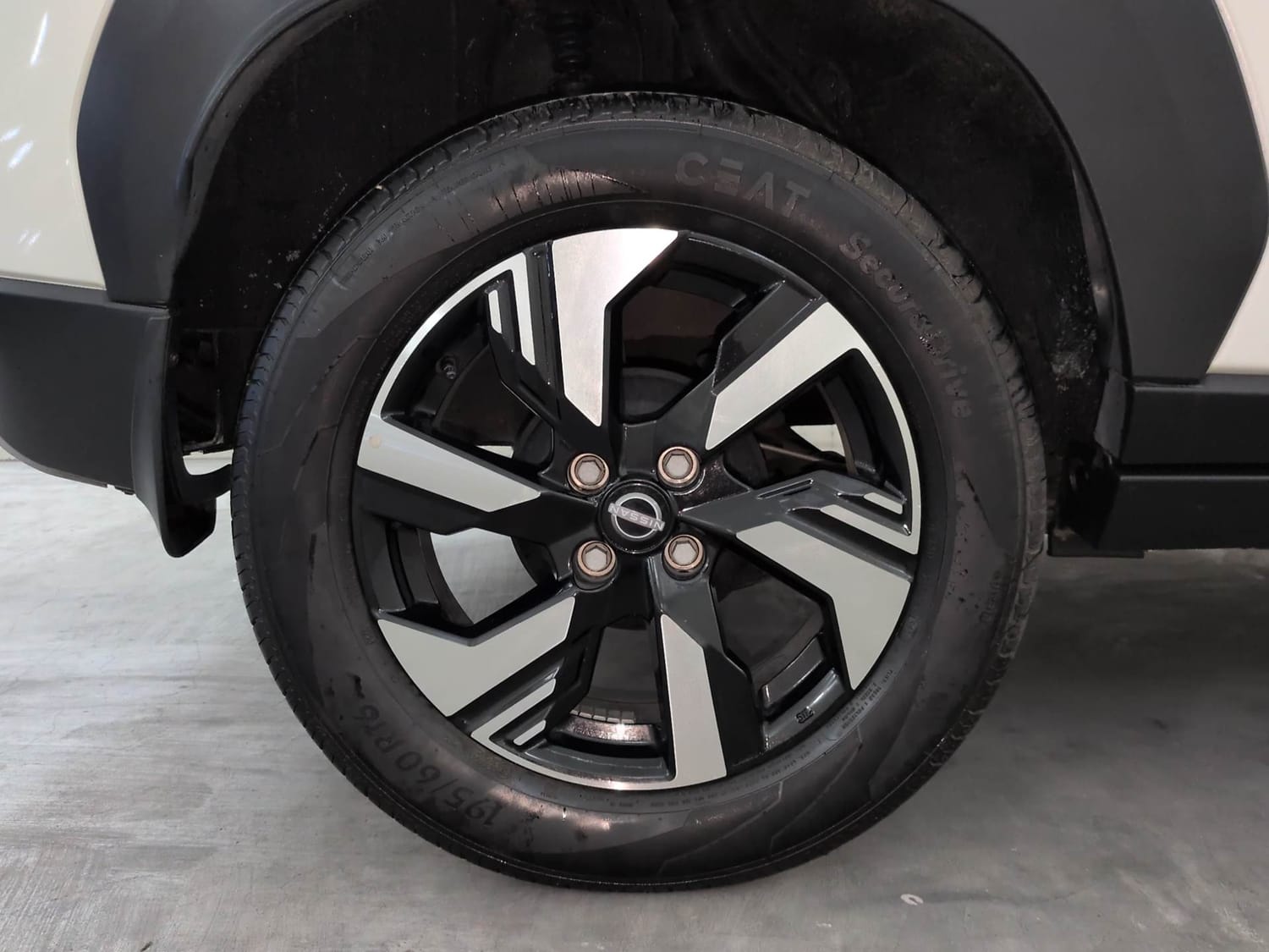 Used 2026 Nissan Magnite Tekna Plus HRAO 1.0 Turbo Petrol MT Dual Tone Petrol Manual tyres RIGHT REAR TYRE RIM VIEW