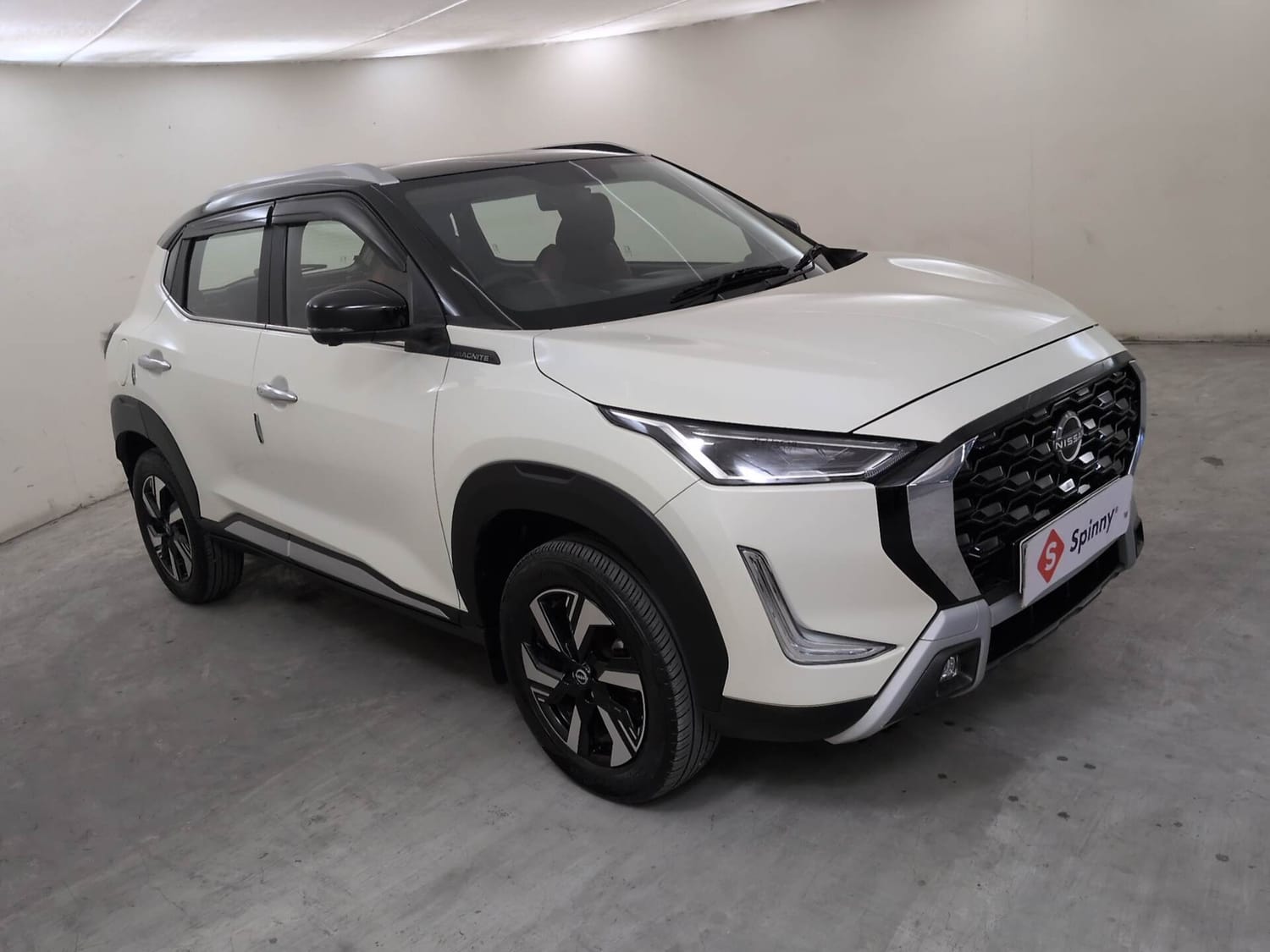 Used 2026 Nissan Magnite Tekna Plus HRAO 1.0 Turbo Petrol MT Dual Tone Petrol Manual exterior RIGHT FRONT CORNER VIEW