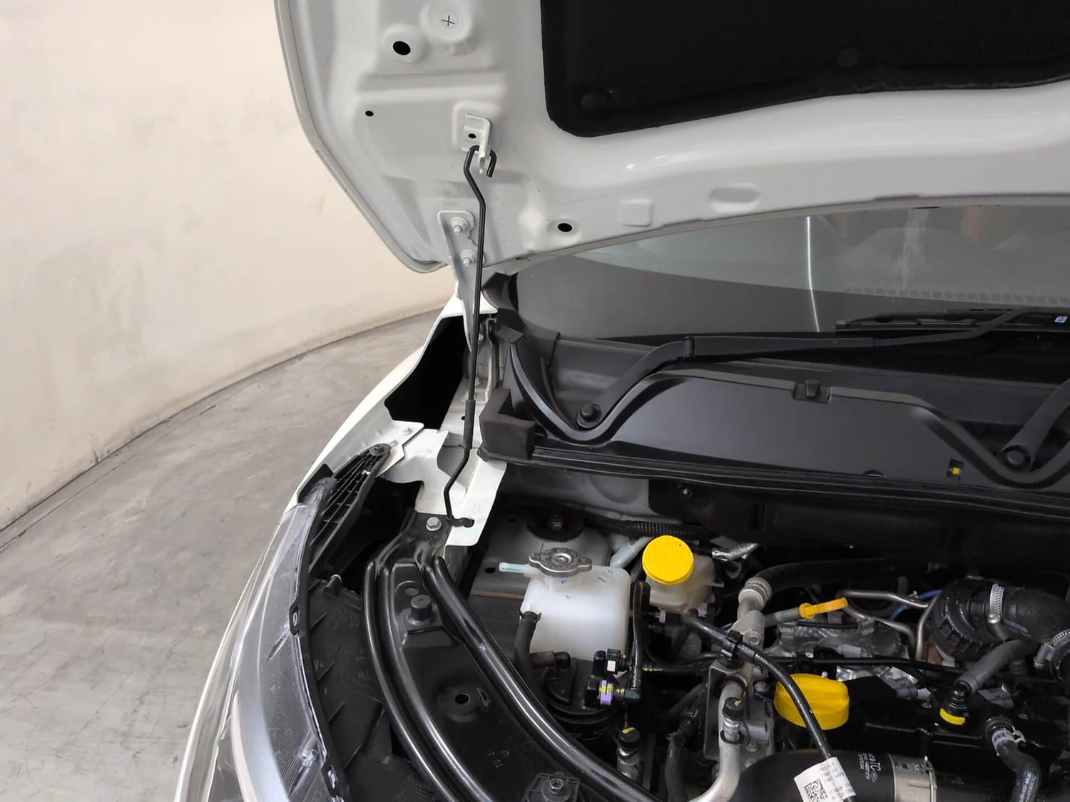 Used 2026 Nissan Magnite Tekna Plus HRAO 1.0 Turbo Petrol MT Dual Tone Petrol Manual engine ENGINE RIGHT SIDE HINGE & APRON VIEW