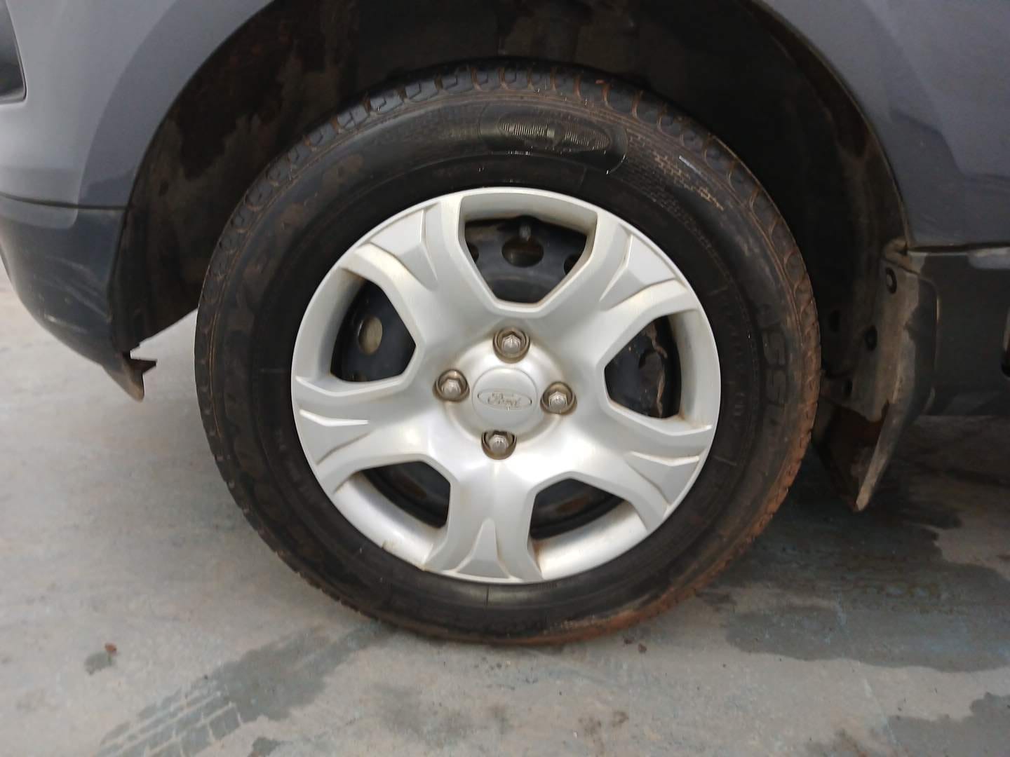 Used 2017 Ford EcoSport Ambiente 1.5L Ti-VCT Petrol Manual tyres LEFT FRONT TYRE RIM VIEW