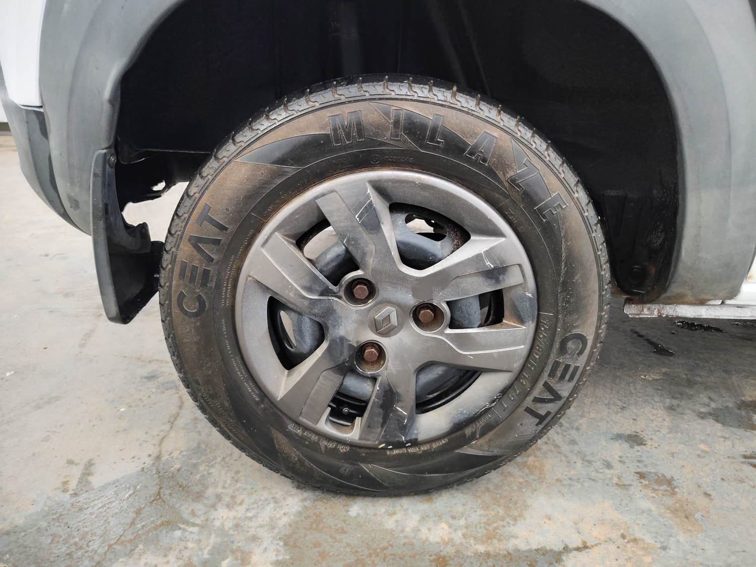 Used 2016 Renault Kwid RXT Petrol Manual tyres RIGHT REAR TYRE RIM VIEW