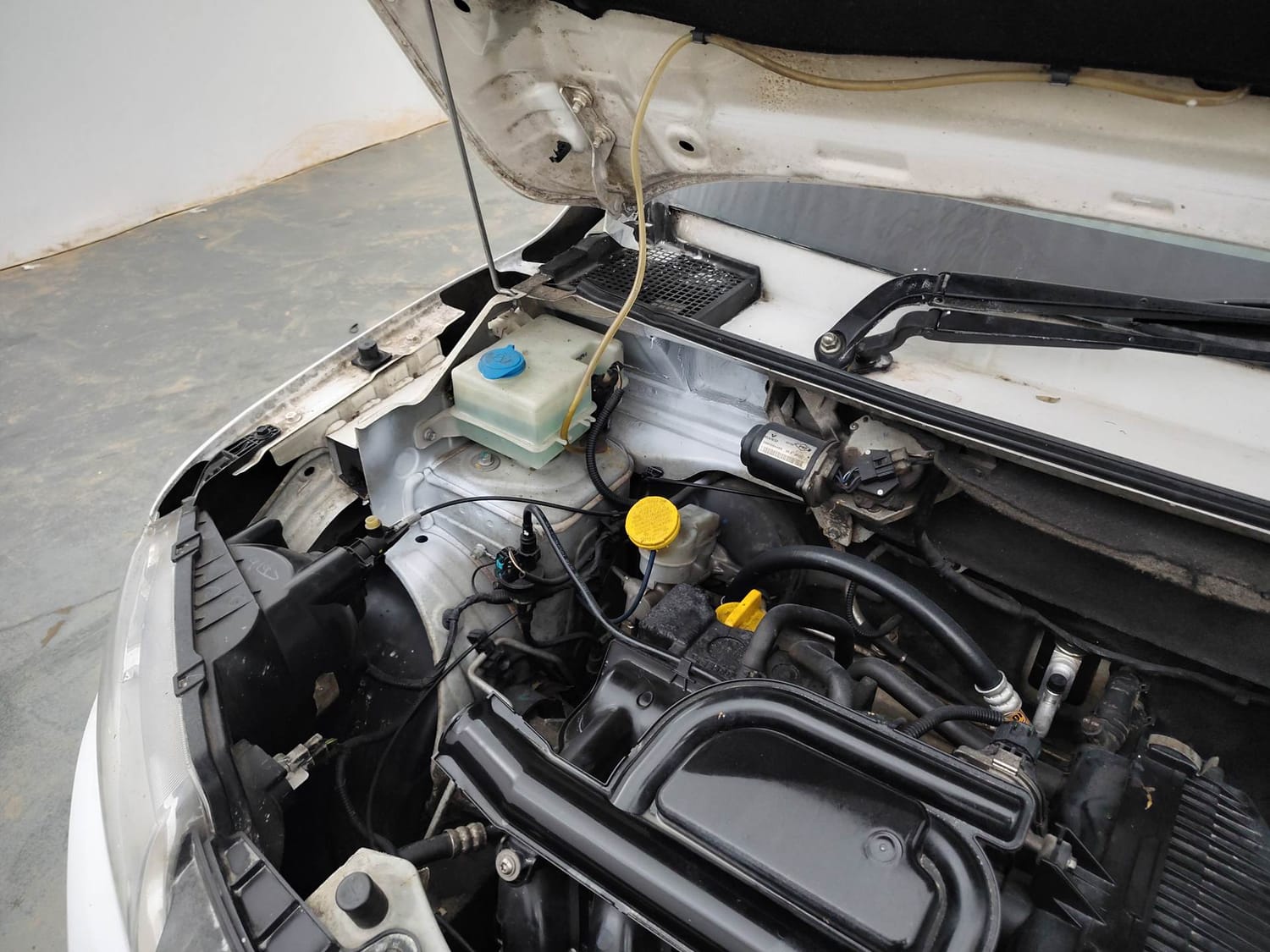 Used 2016 Renault Kwid RXT Petrol Manual engine ENGINE RIGHT SIDE HINGE & APRON VIEW